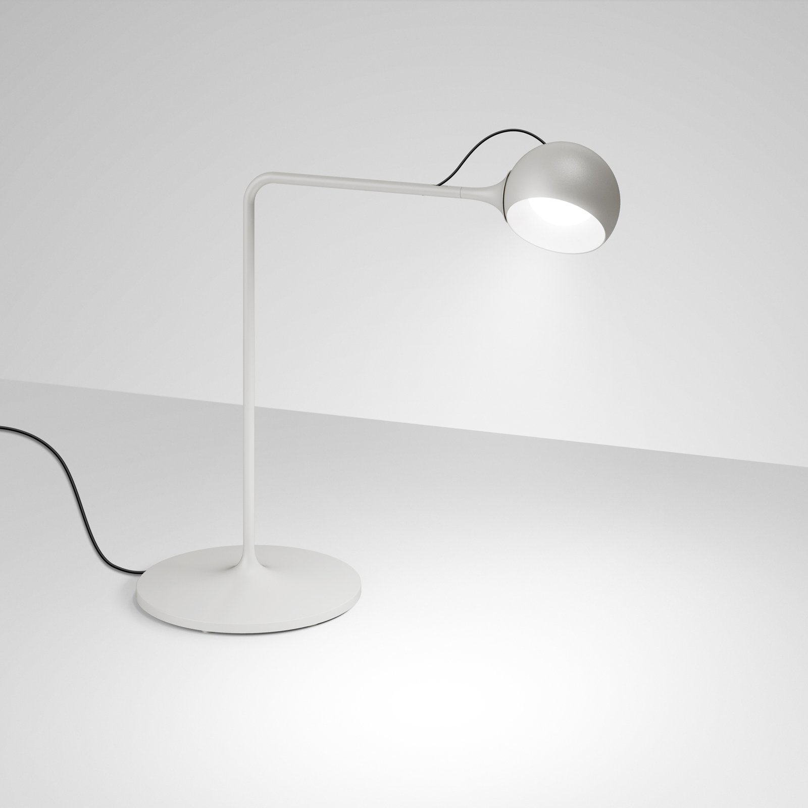 Επιτραπέζιο φωτιστικό LED Ixa της Artemide, λευκό-γκρι