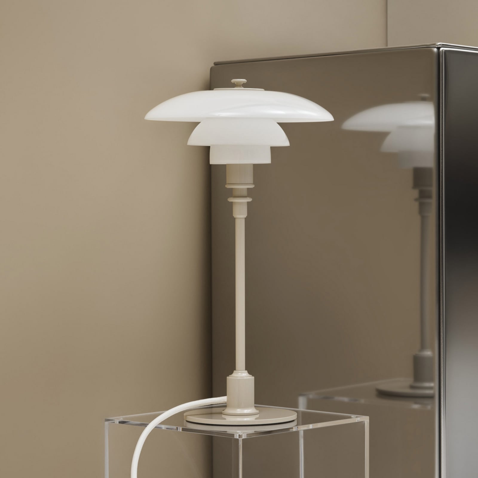 Louis Poulsen tafellamp PH 2/1, glanzend beige, Ø 20 cm Louis Poulsen tafellamp PH 2/1, glanzend beige, Ø 20 cm