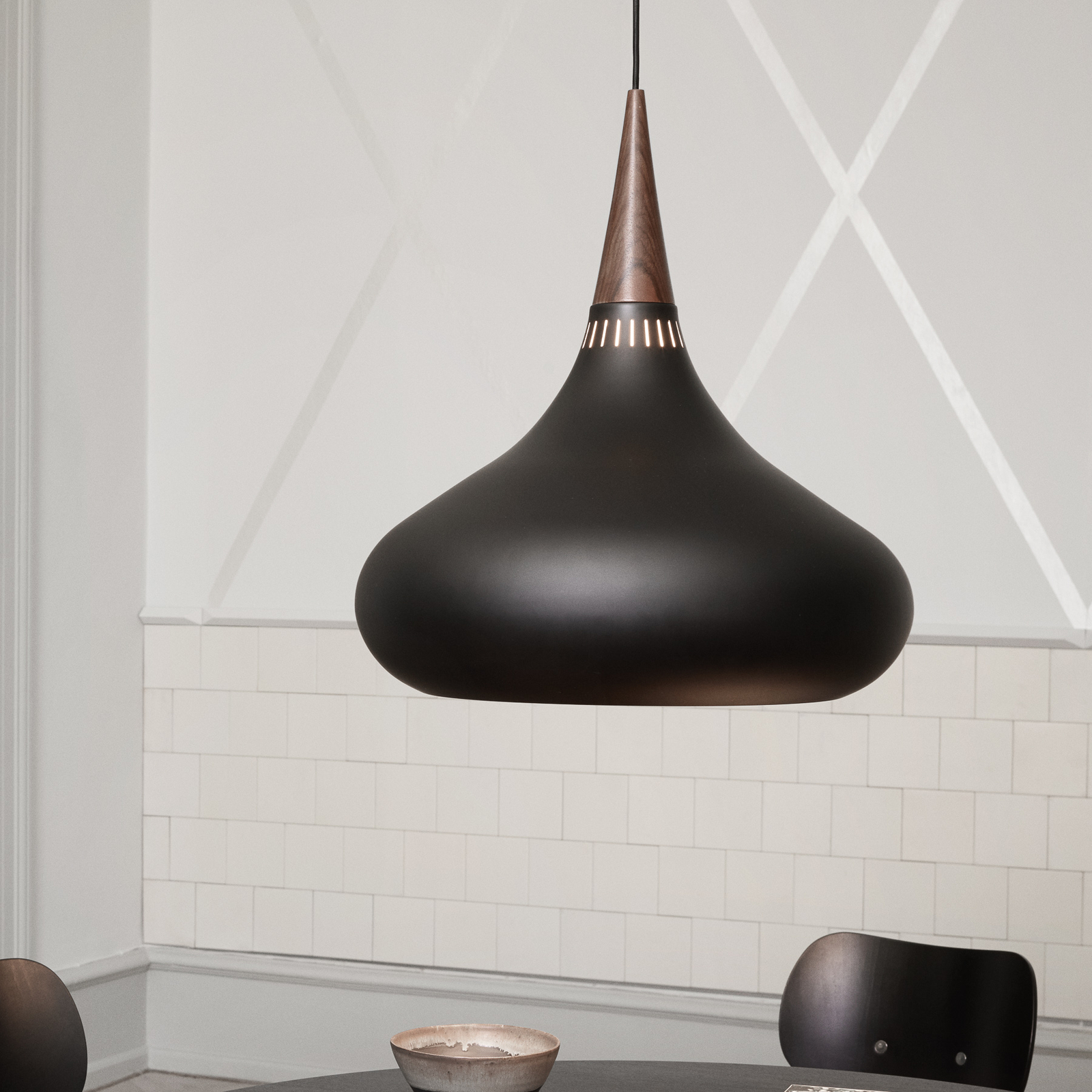 FRITZ HANSEN Orient Pendellampe schwarz/rosenholz