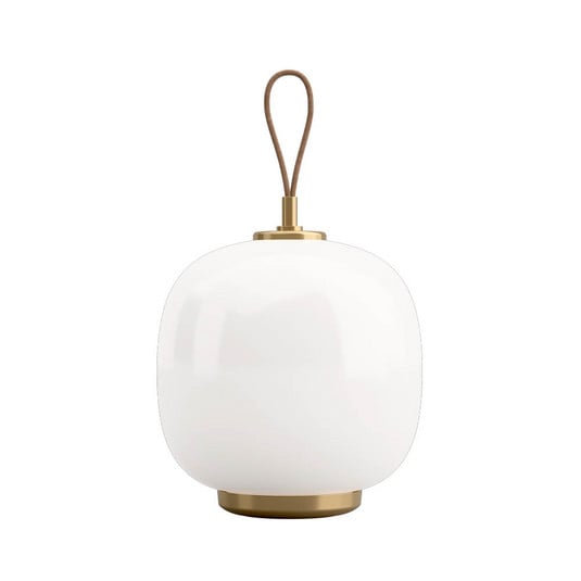 Liten batteridrevet bordlampe i hvitt opalglass med messing