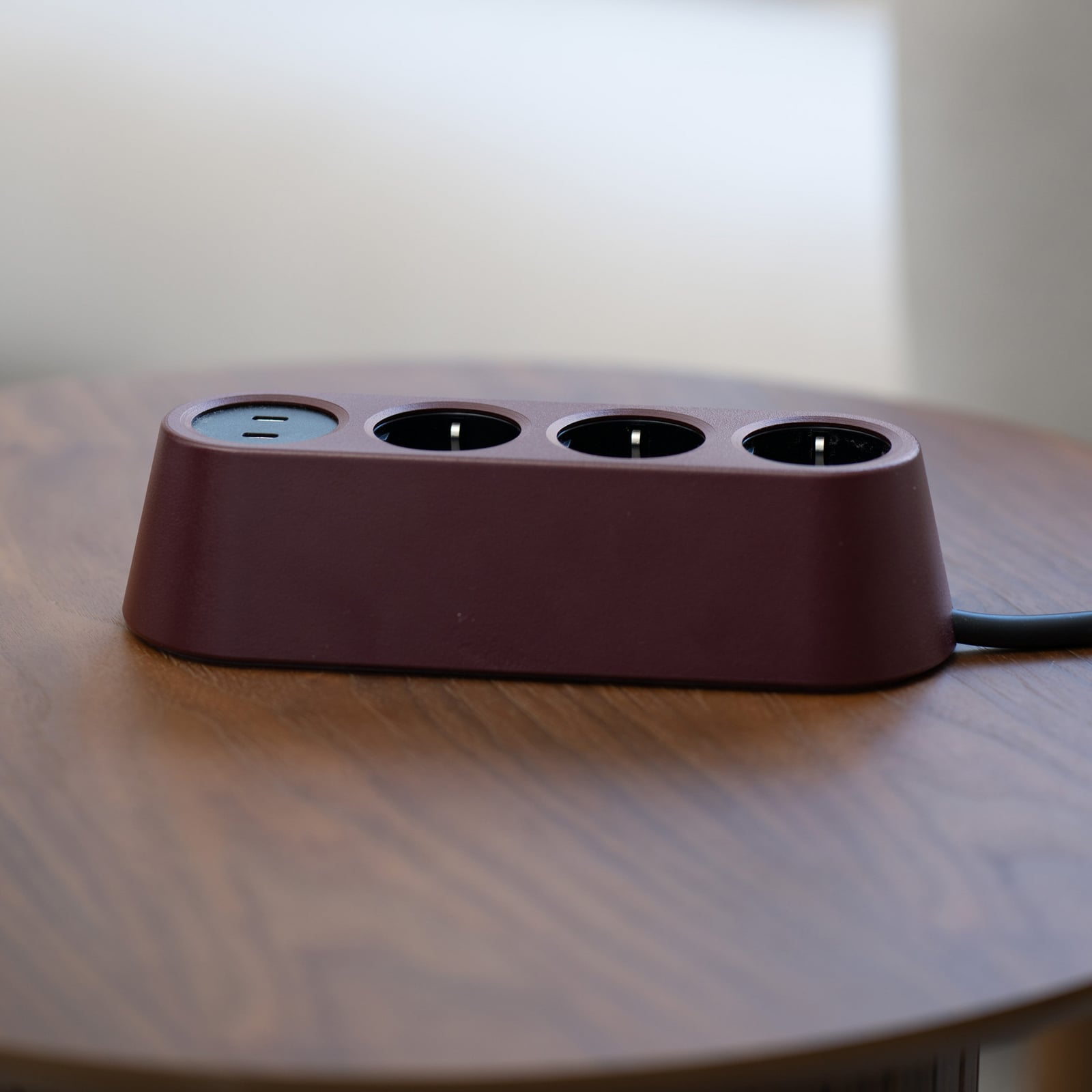 Prise NOMAD BLOCK rouge foncé 3TypeF+USB - Forming Function Prise NOMAD BLOCK rouge foncé 3TypeF+USB - Forming Function
