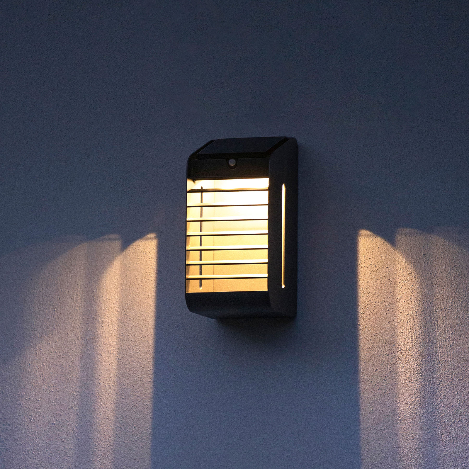Corner LED solar wall light with sensor, grey