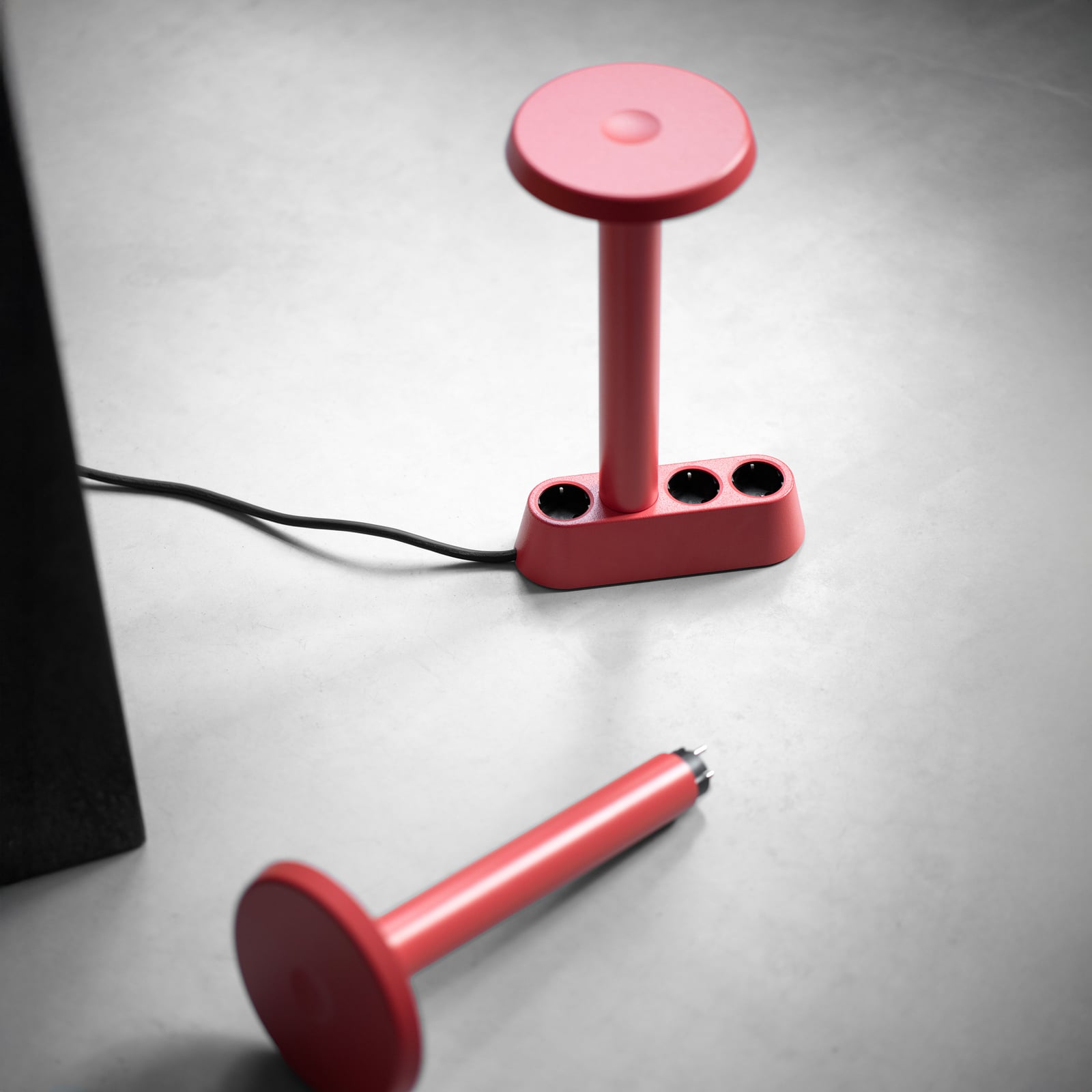 Lampe de table NOMAD LAMP 02, rouge clair, 32 cm - Forming Function Lampe de table NOMAD LAMP 02, rouge clair, 32 cm - Forming Function