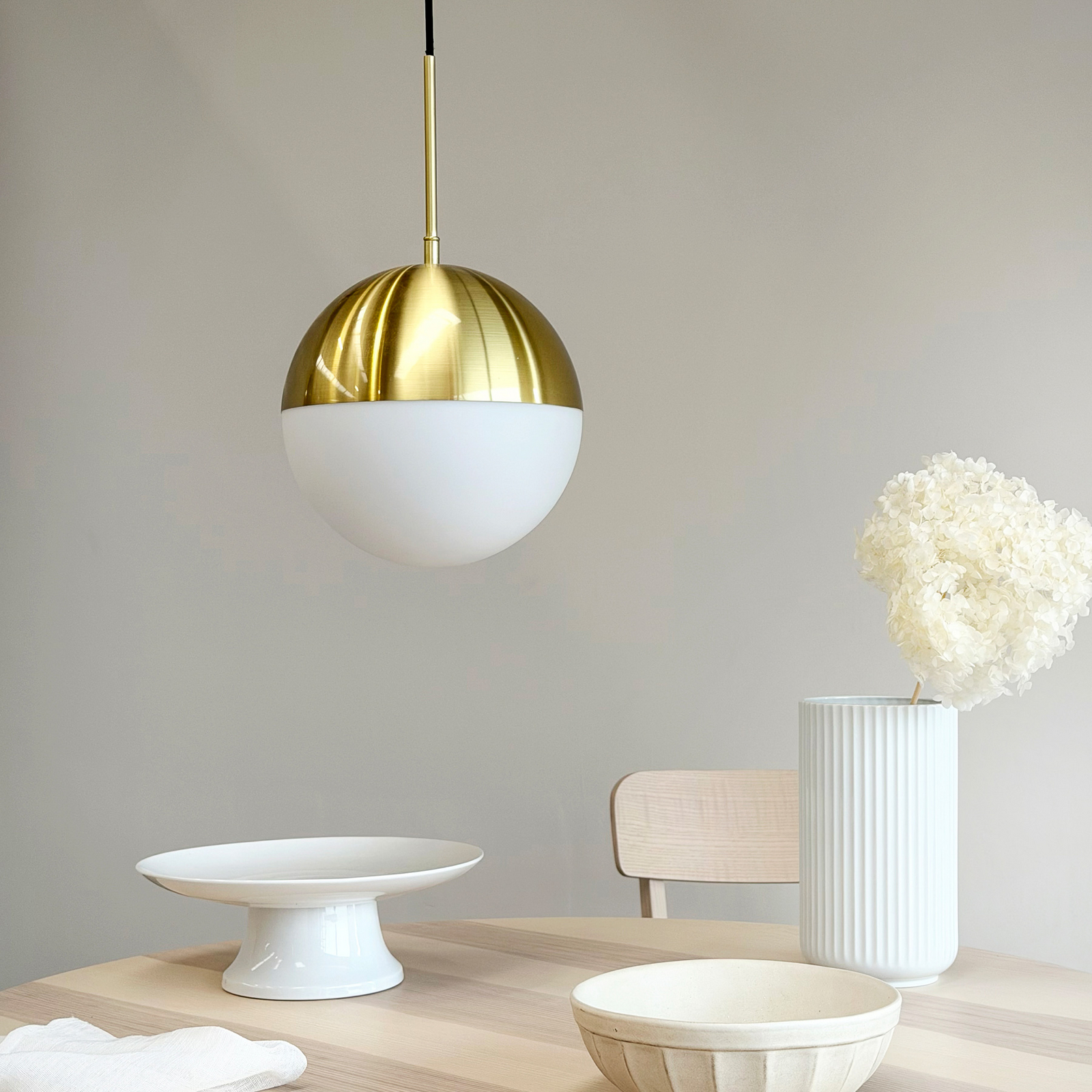 Závěsné světlo Nova D25, opálové sklo/mosaz, kov - Dyberg Larsen Závěsné světlo Nova D25, opálové sklo/mosaz, kov - Dyberg Larsen