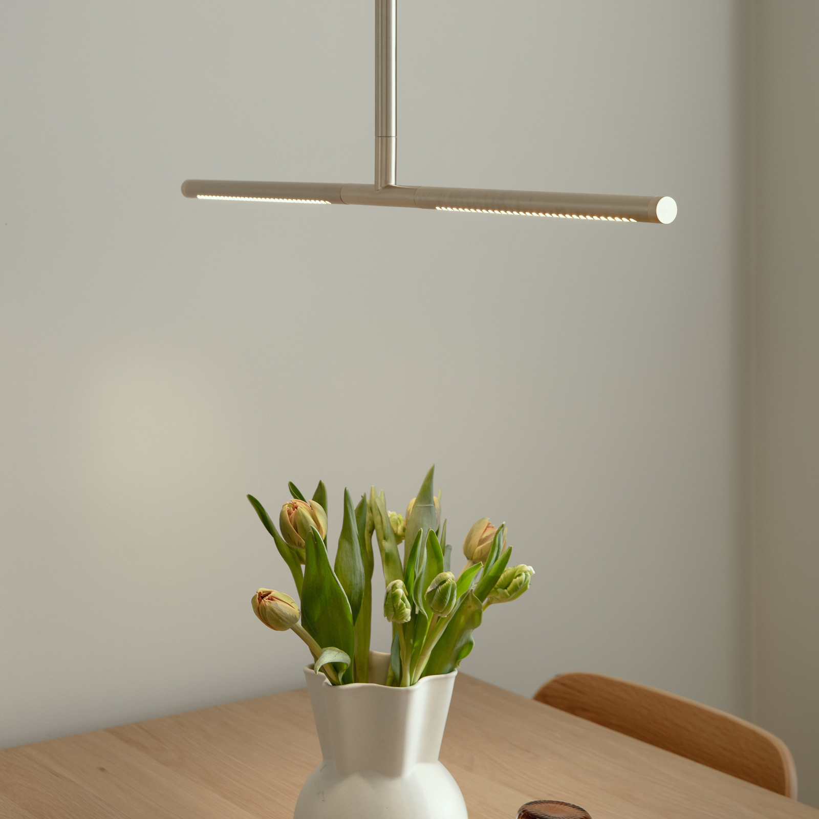 UMAGE Candeeiro suspenso LED Omni, latão, 2 lâmpadas, comprimento 74 cm