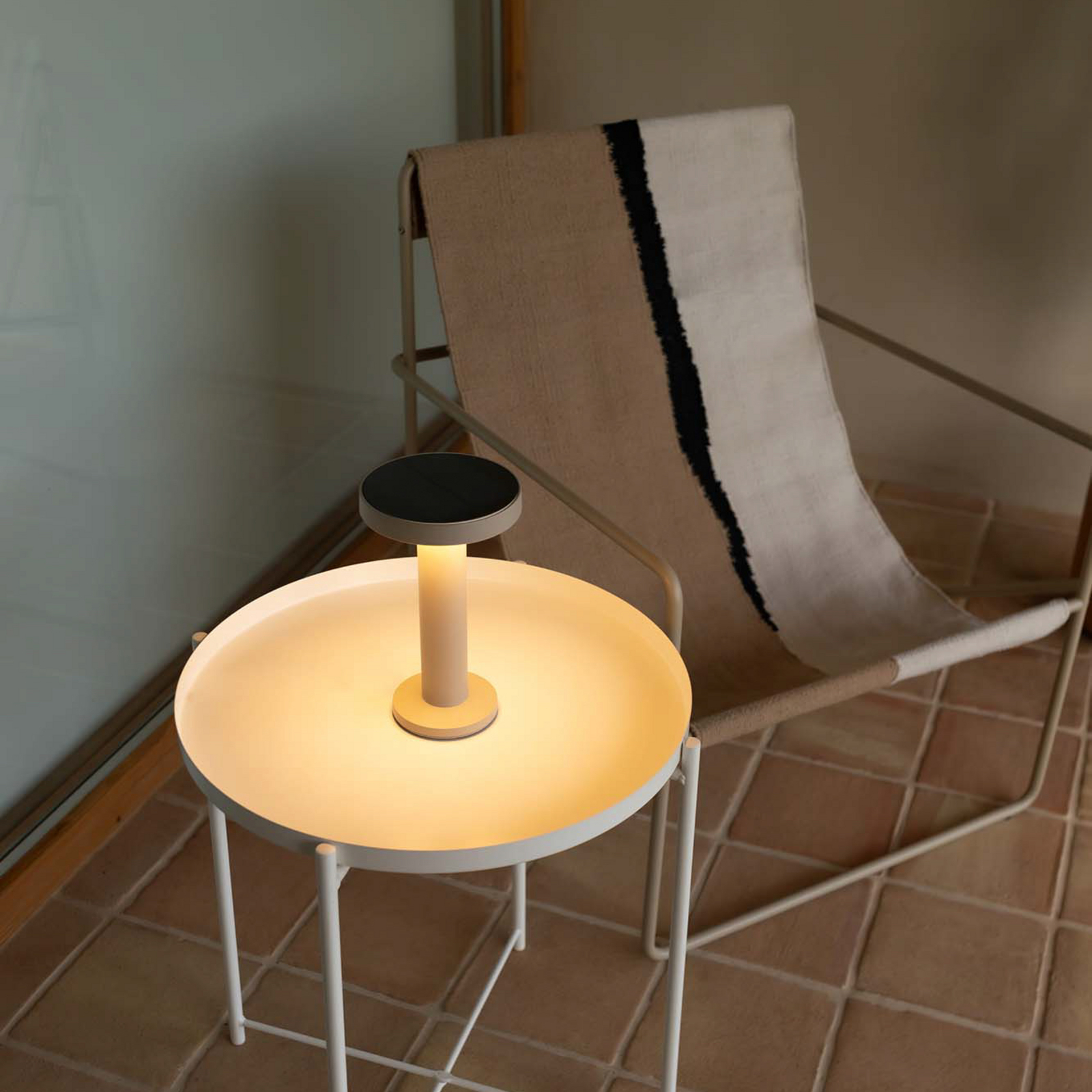 Lampe de table LED solaire Cairo, beige, plastique, IP44, 21 cm