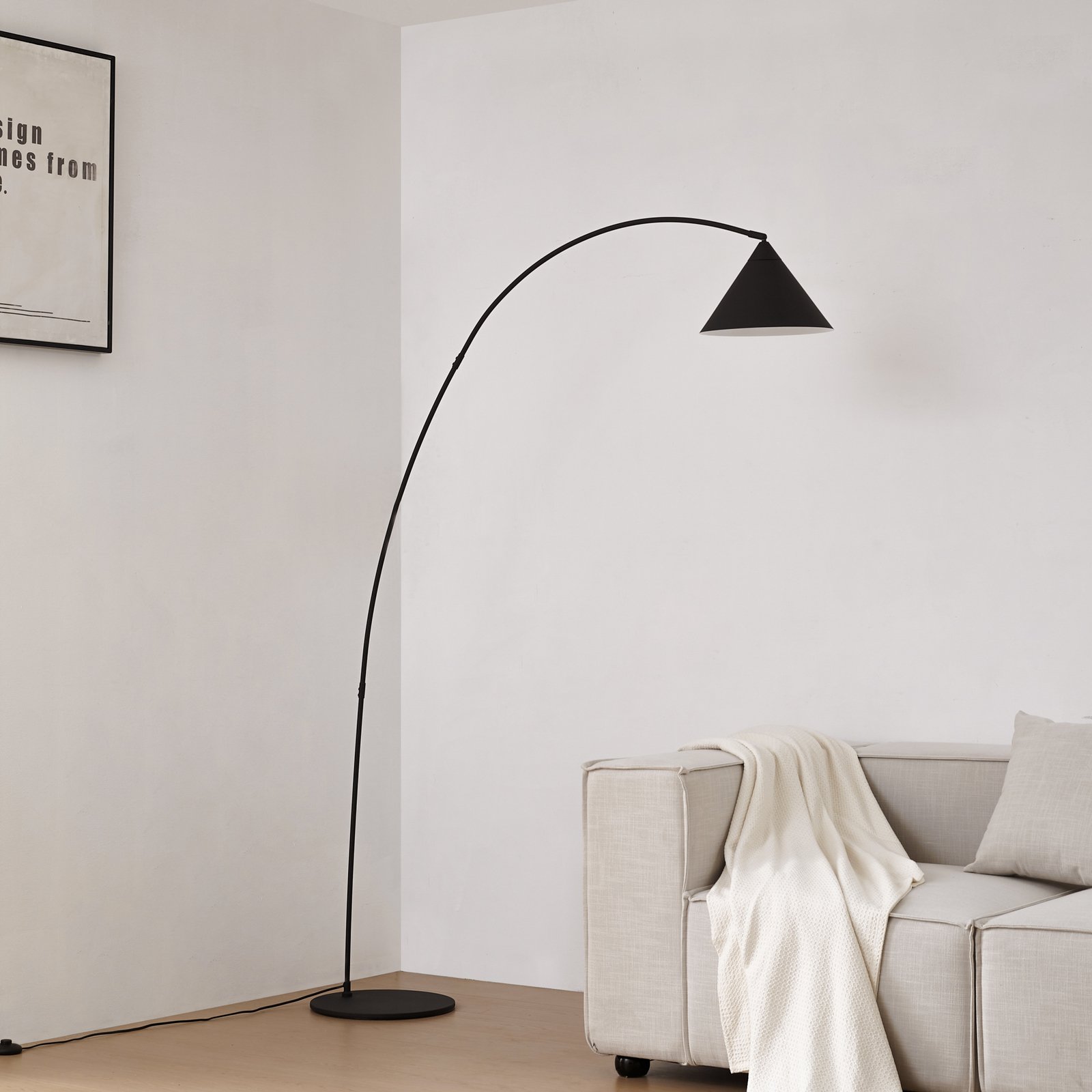 Lindby Bogenlampe Triangolo, schwarz, Höhe 195cm, Metall E27