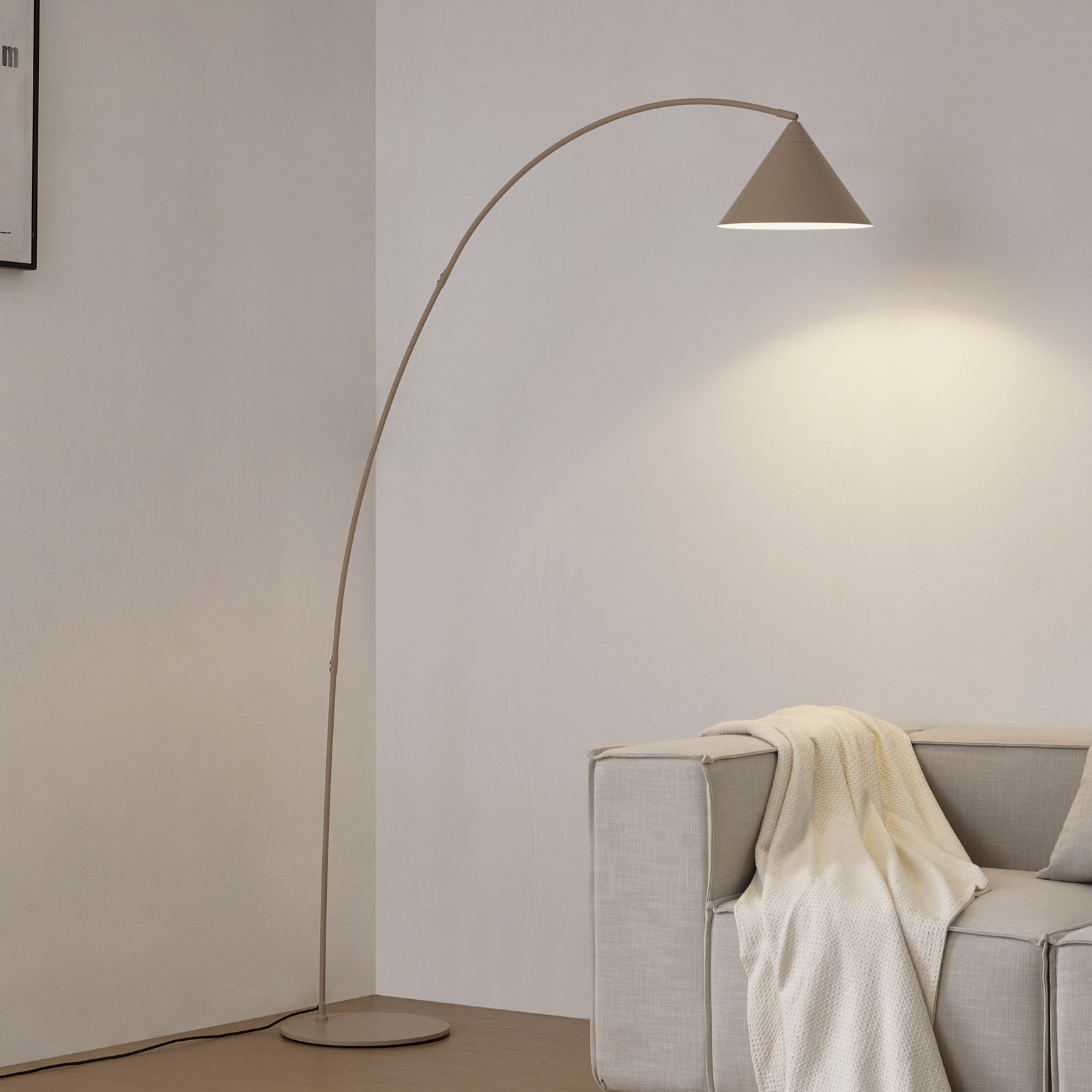Lindby lenkta lempa Triangolo, smėlio spalvos, aukštis 195 cm, metalas, E27