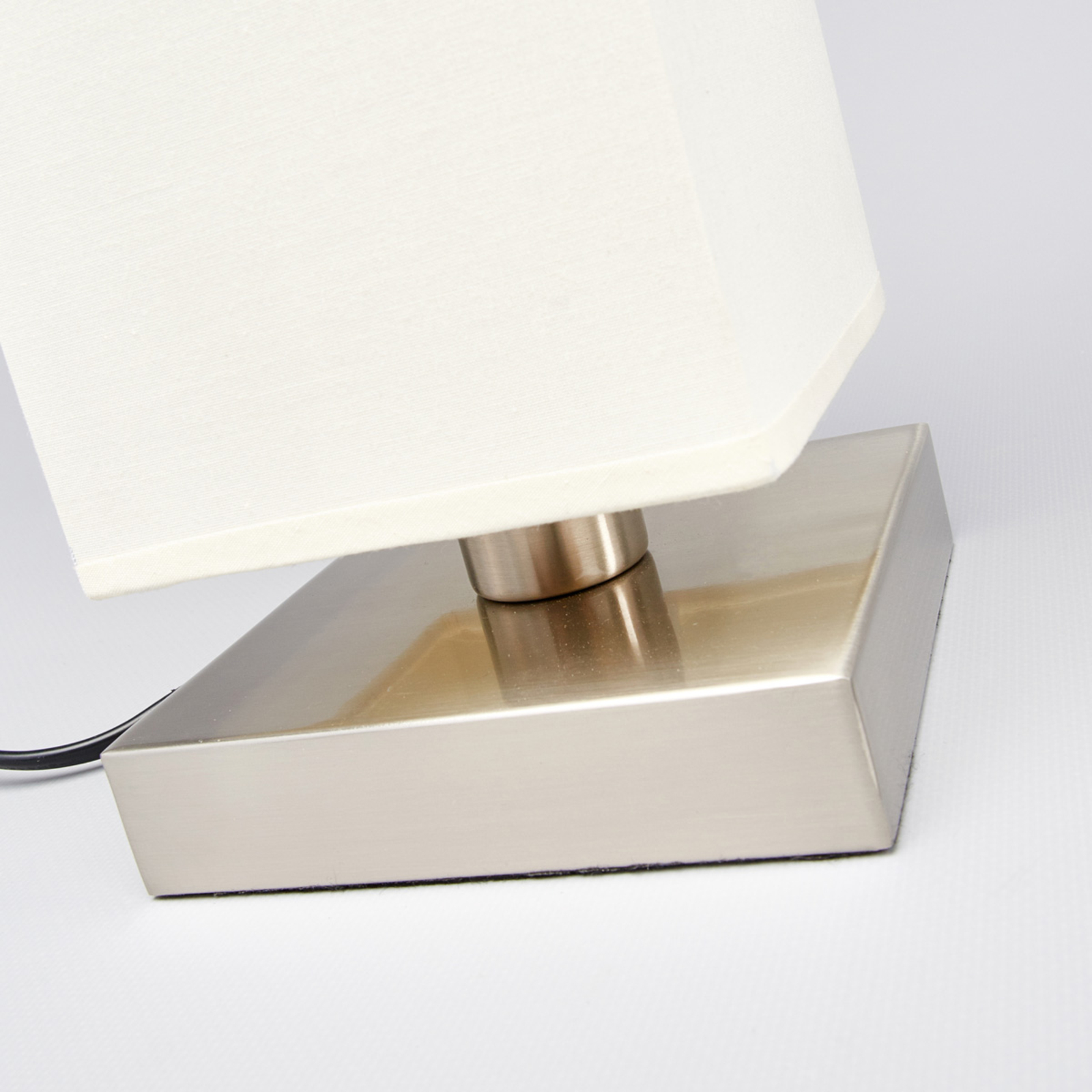 Martje – biała lampa stołowa z żarówką LED E14