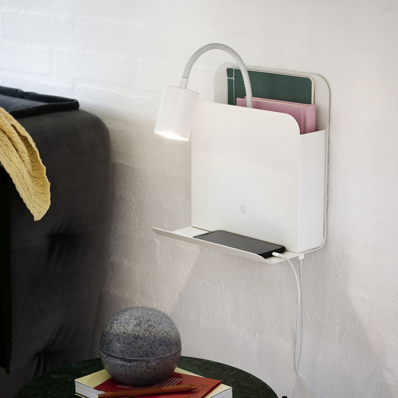 Roomi væglampe med hylde og USB-port