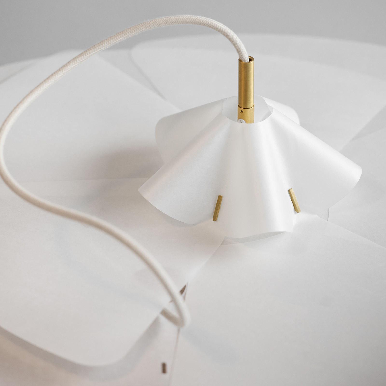 Suspension Sinuate, laiton/blanc, Ø 75 cm, E27, papier - Moebe Suspension Sinuate, laiton/blanc, Ø 75 cm, E27, papier - Moebe