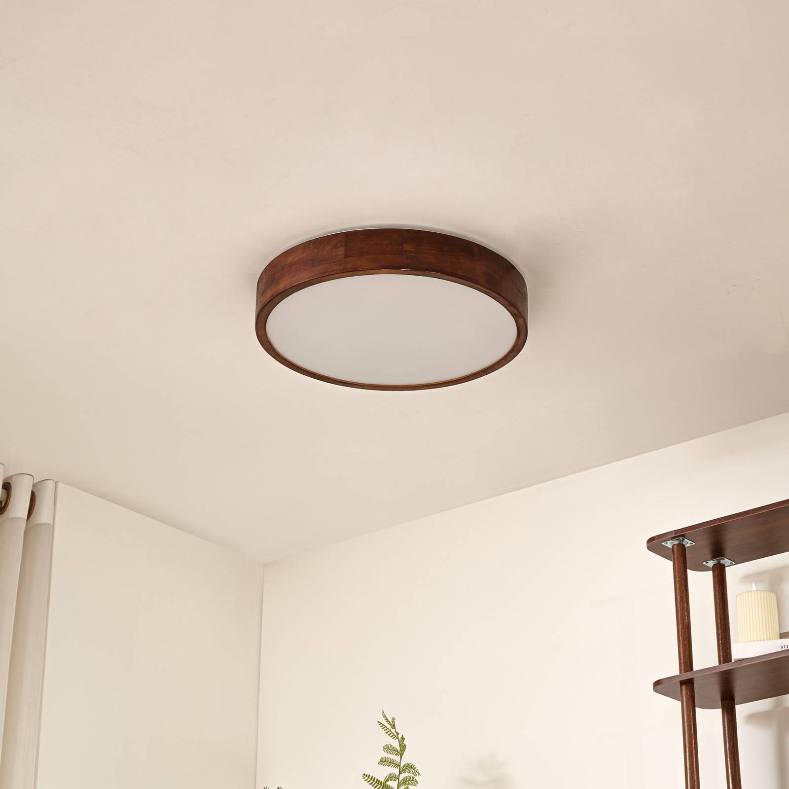 Lindby lampa sufitowa Tanju, Ø 50 cm, drewno orzechowe, 4-punktowa, E27