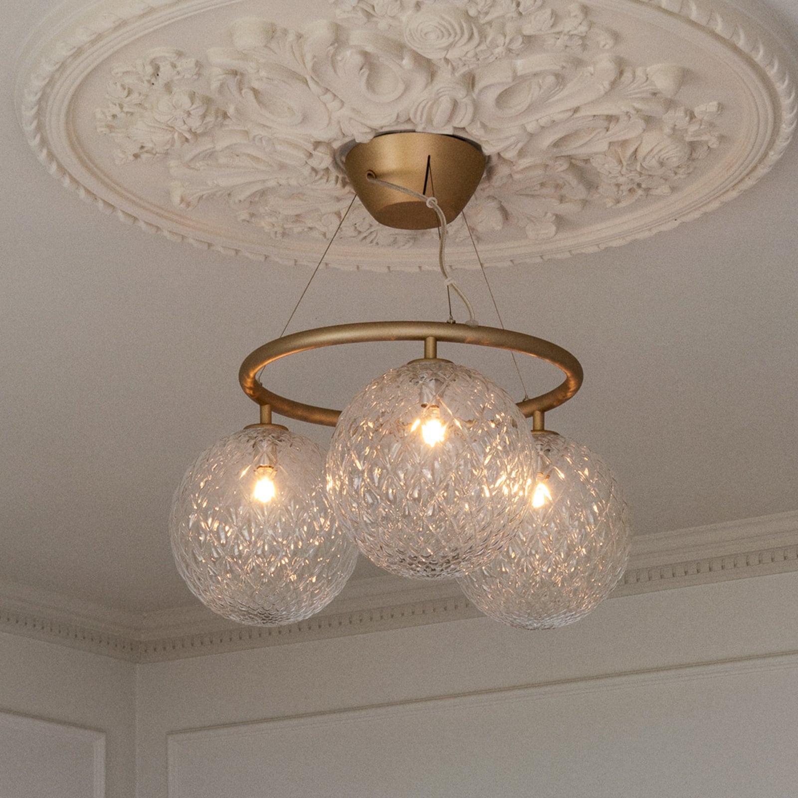 Miira 3 kattokruunu Circular, messinki/kirkas, Ø 54 cm - Nuura Miira 3 kattokruunu Circular, messinki/kirkas, Ø 54 cm - Nuura