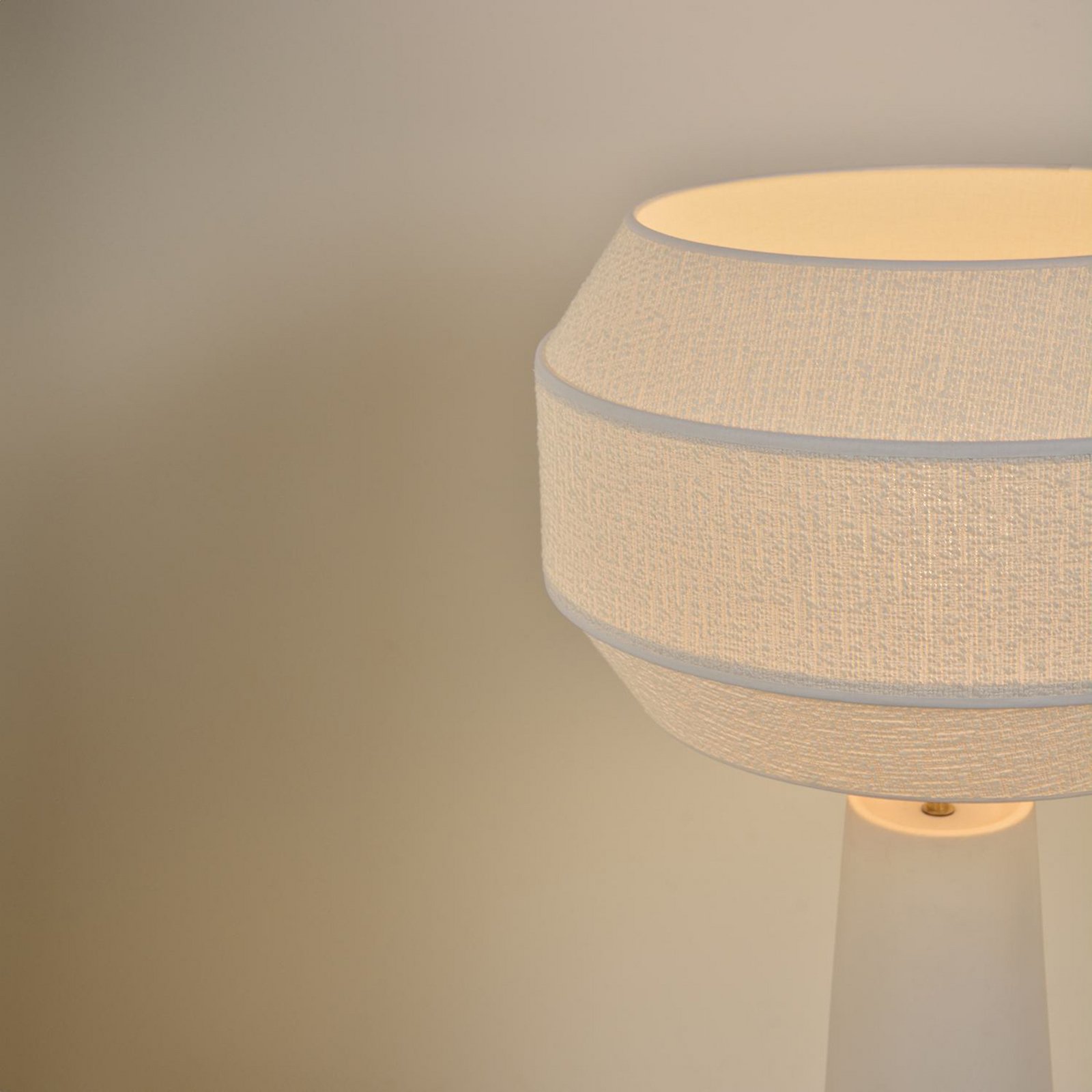 Cosiness Tischlampe 85 cm weiß Metall/Stoff - MARKET SET Cosiness Tischlampe 85 cm weiß Metall/Stoff - MARKET SET