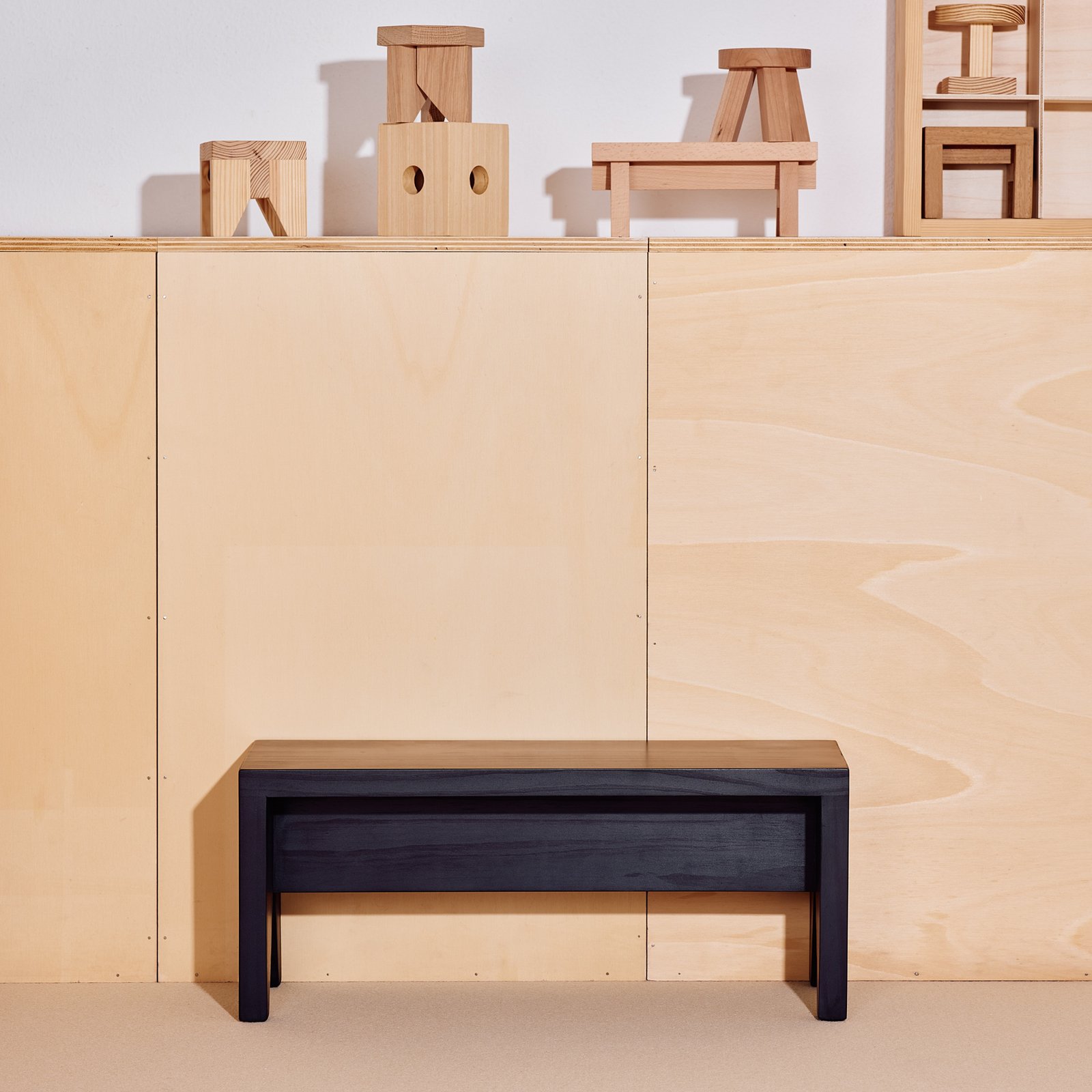 HAY Stołek Manolito, drewno sosnowe czarne, 60 x 20 x 25 cm