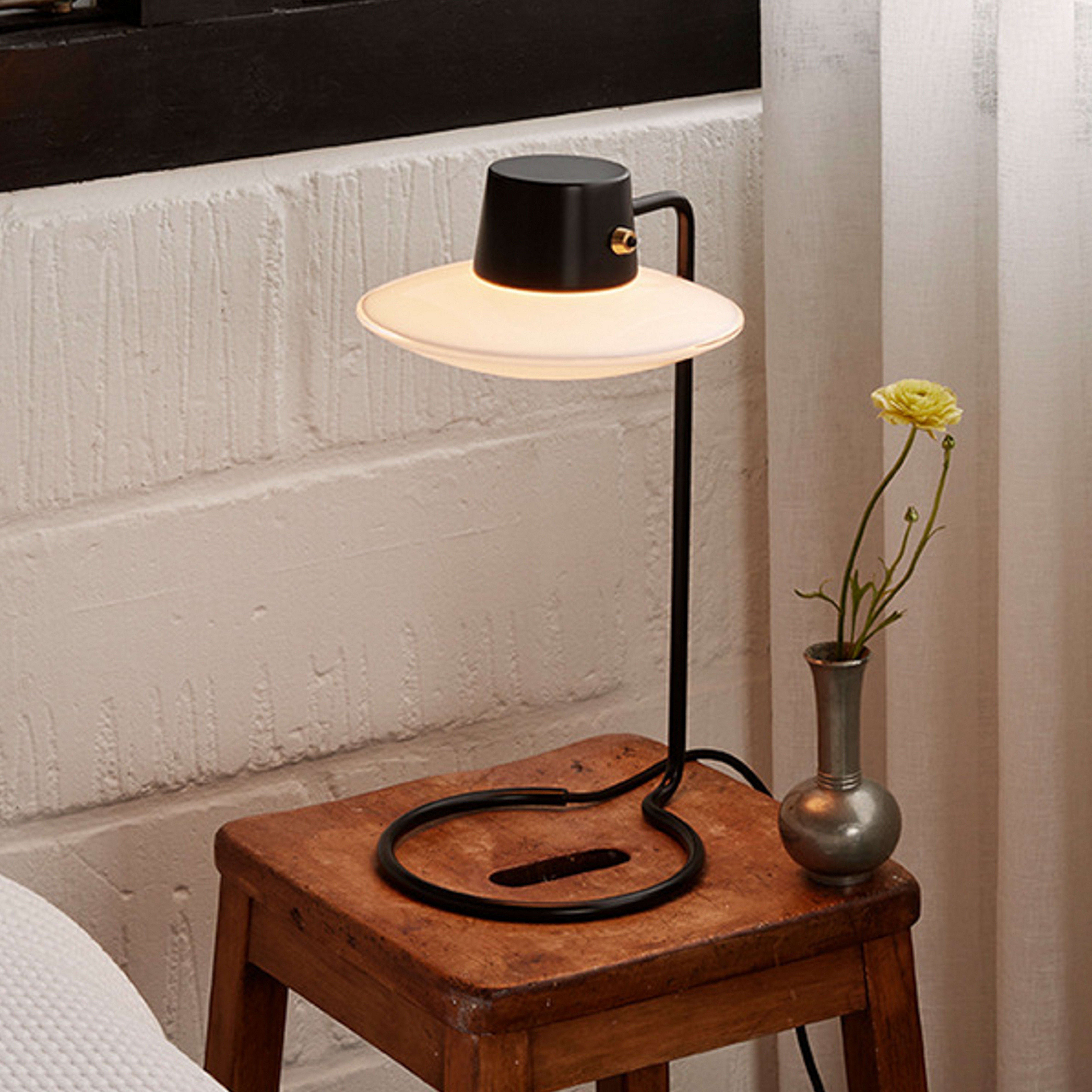 Abajur de mesa Louis Poulsen AJ Oxford opala 41 cm