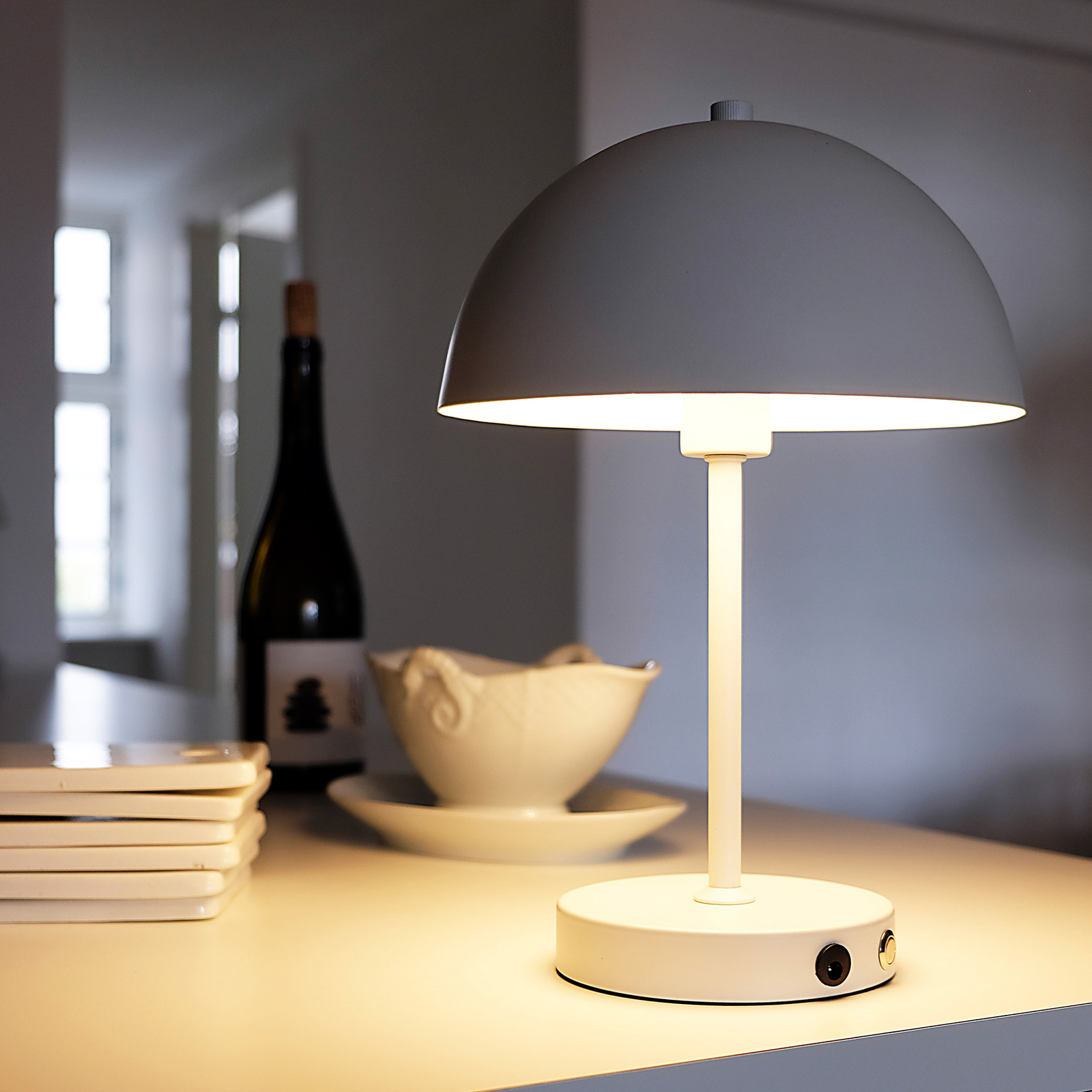 DYBERG LARSEN Stockholm, lampada da tavolo ricaricabile, bianco