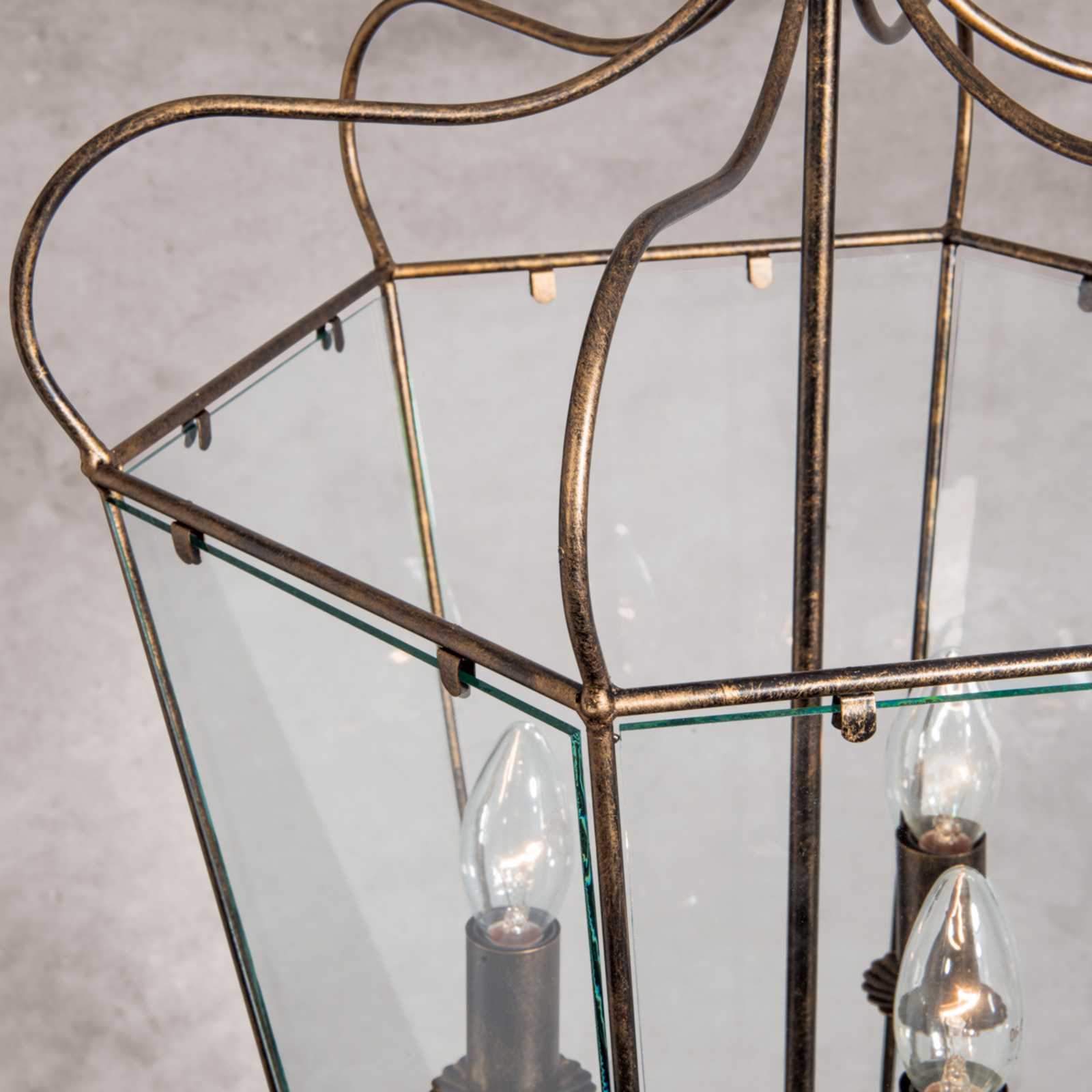 Manto viseća svjetiljka u izgledu lampiona, 3 žarulje.