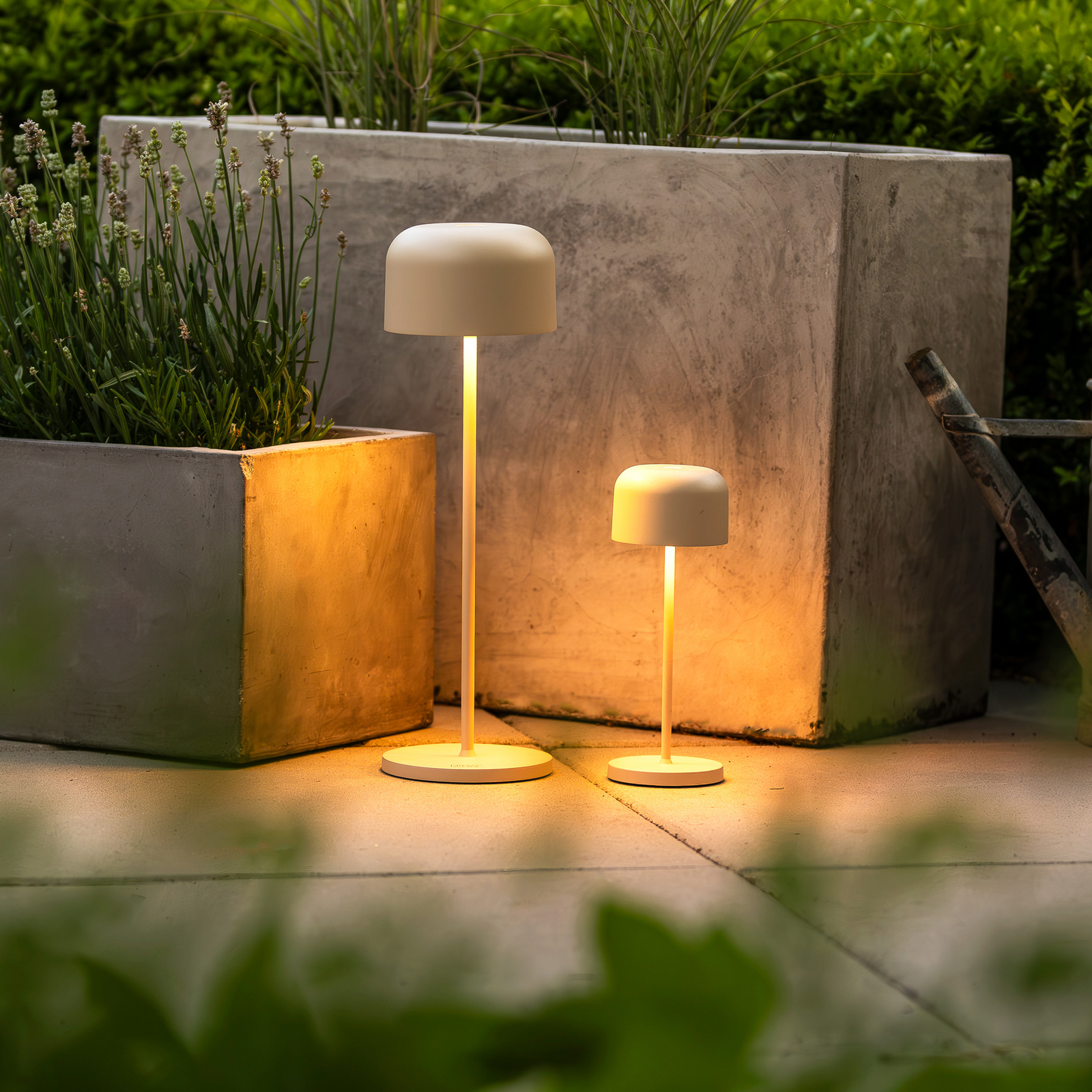 LED tafellamp Lille, hoogte 36 cm, zandkleurig, IP54, USB