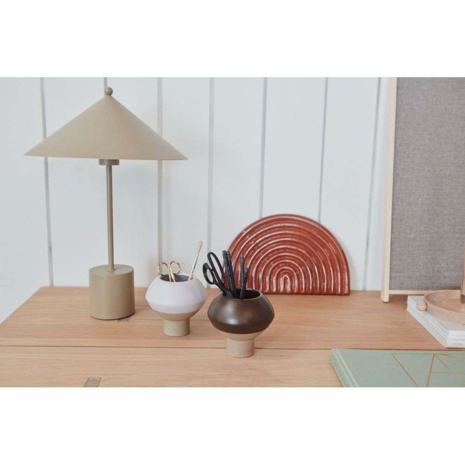Lampa stołowa OYOY Living Design „Kasa” – metal w kolorze mosiądzu, E14 Lampa stołowa OYOY Living Design „Kasa” – metal w kolorze mosiądzu, E14