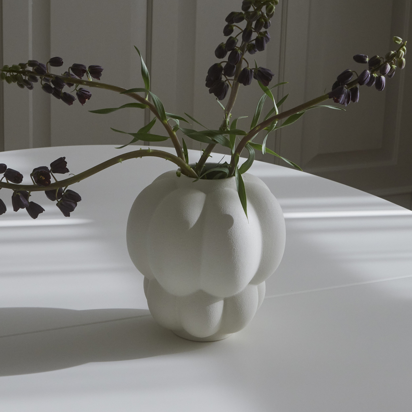 AYTM Vase Uva, céramique, blanc, Ø 20 cm, forme de raisin