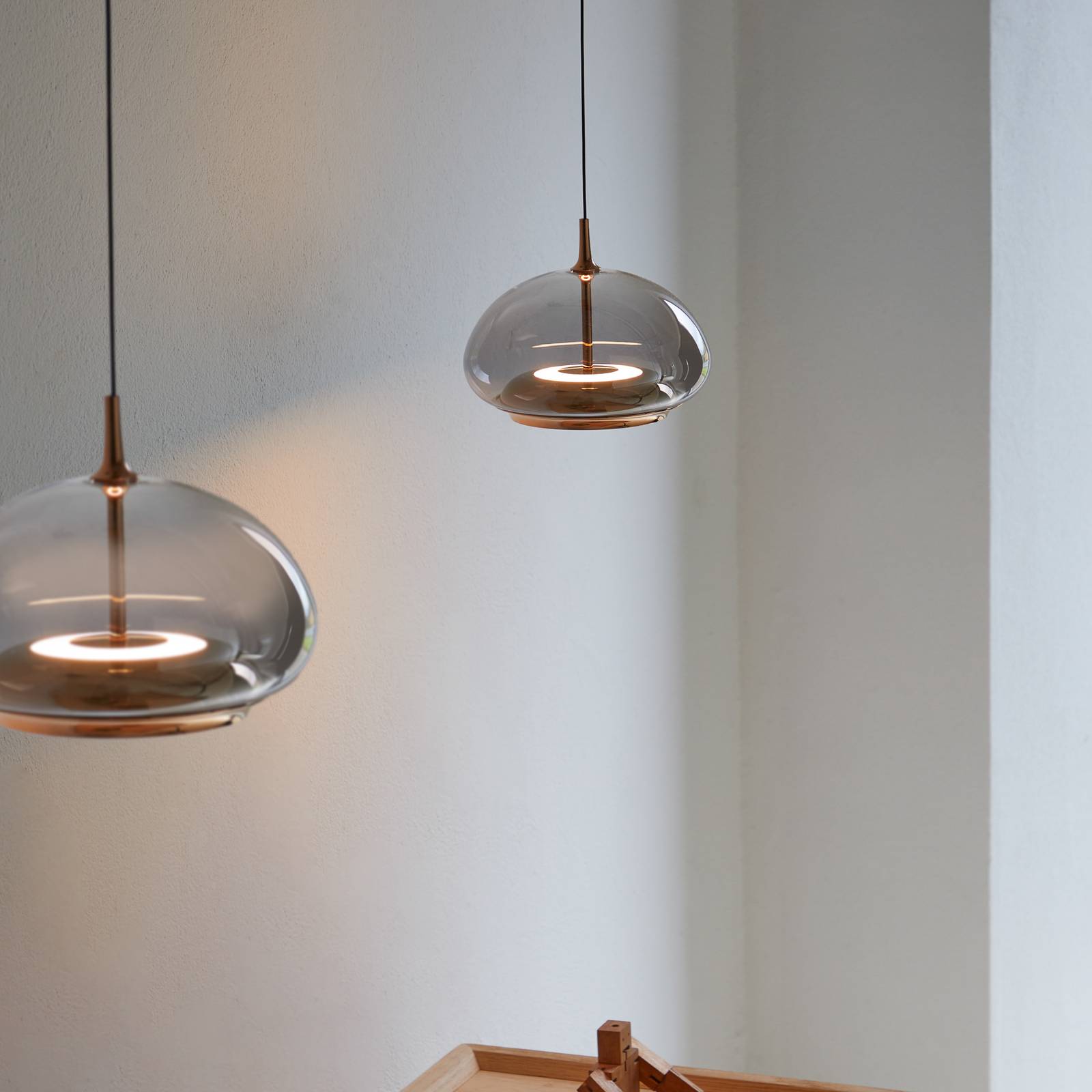 LOOM DESIGN Lampa wisząca LED Avalon różowe złoto/szary Ø 20 cm szkło