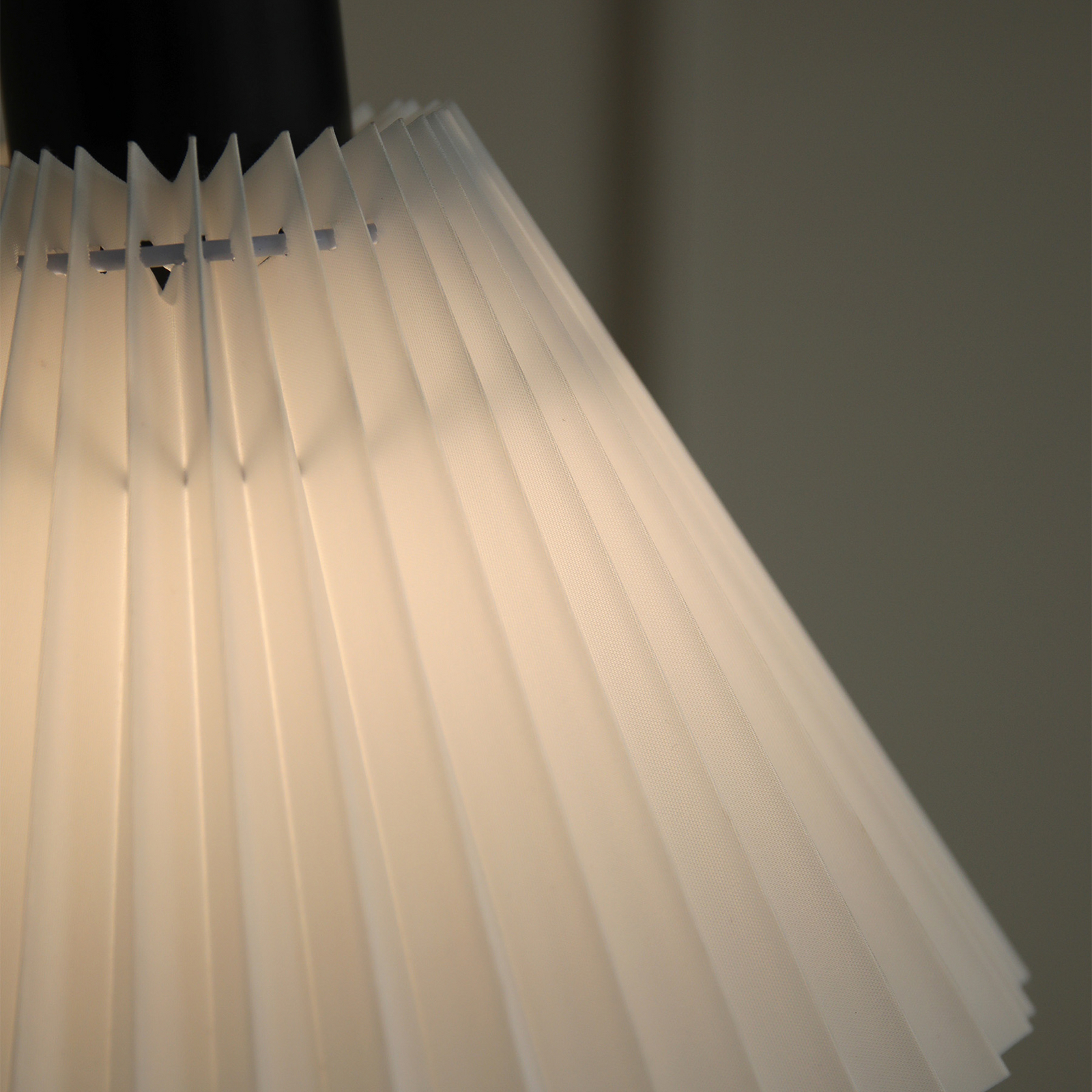 Mira wall light, black/white, iron/fabric, width 22 cm