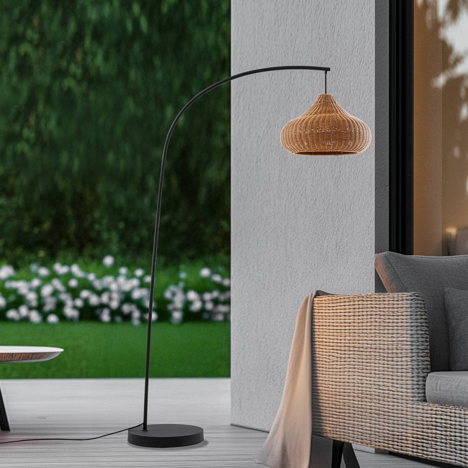 Lucande lampa stojąca zewnętrzna Taniola, beżowy, rattan, 195cm, IP44