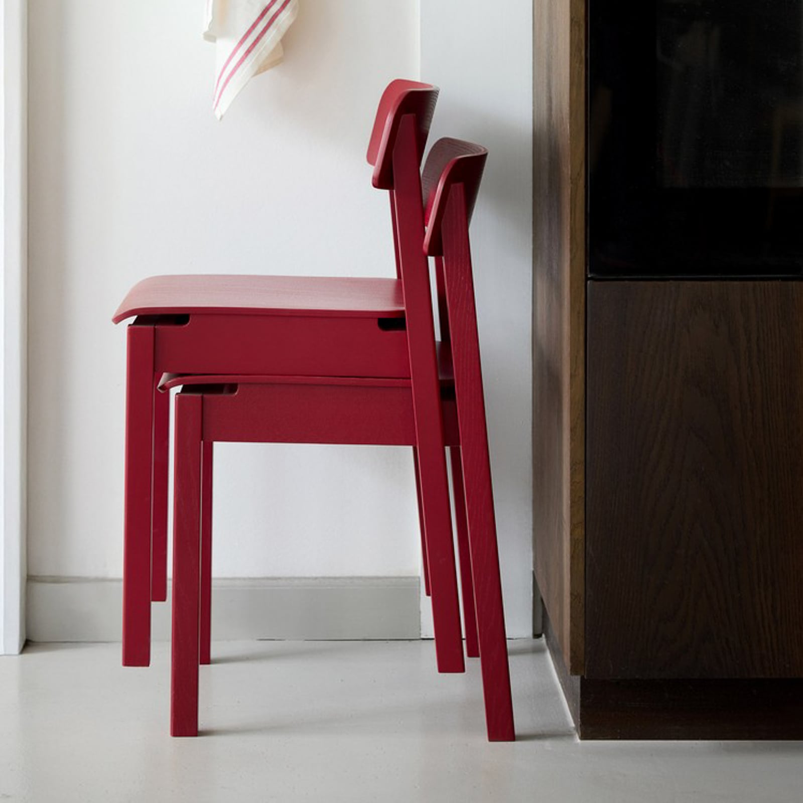 EVERYDAY-stol, purpurrød, høyde 75 cm, eik – Moebe EVERYDAY-stol, purpurrød, høyde 75 cm, eik – Moebe