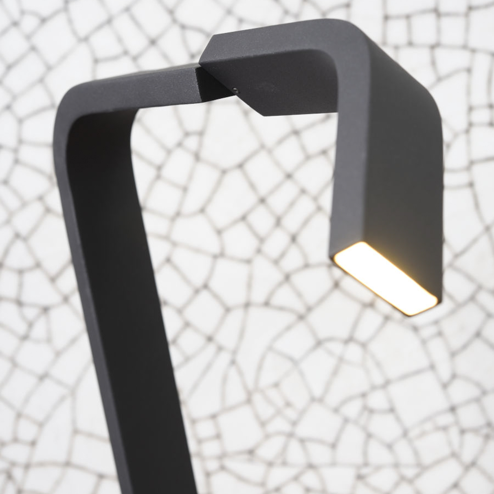 A RoMi Zurich LED-es asztali lámpáról van szó, fekete színben
