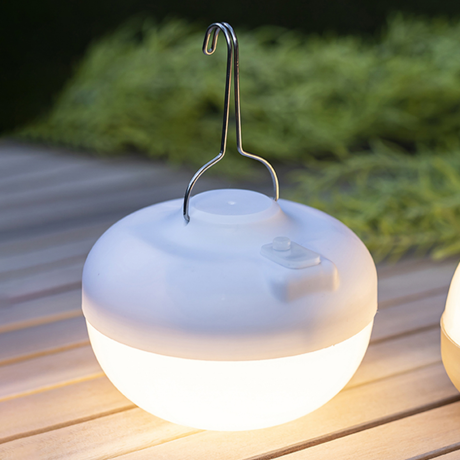Newgarden Cherry LED-dekolampe med solcelle, hvid