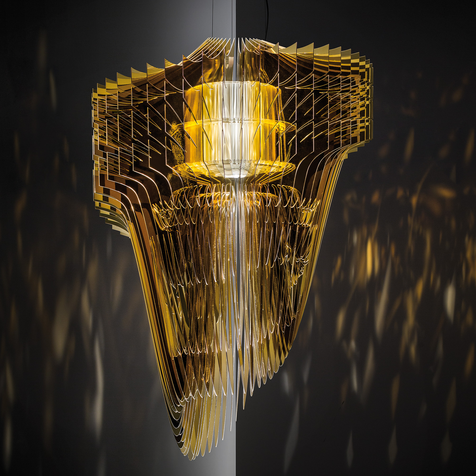 Závěsná lampa Slamp Aria M, zlatá, Ø 60 cm