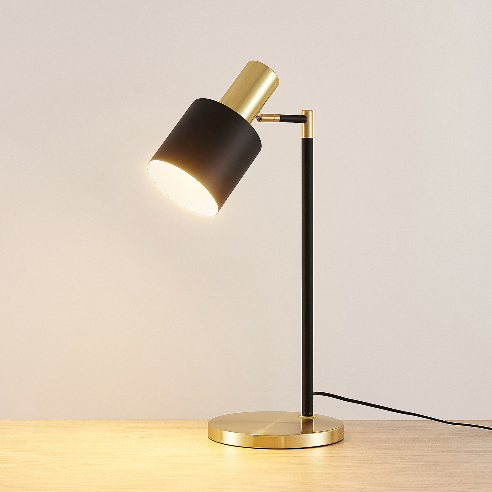 Lindby Braska asztali lámpa, fekete, sárgaréz