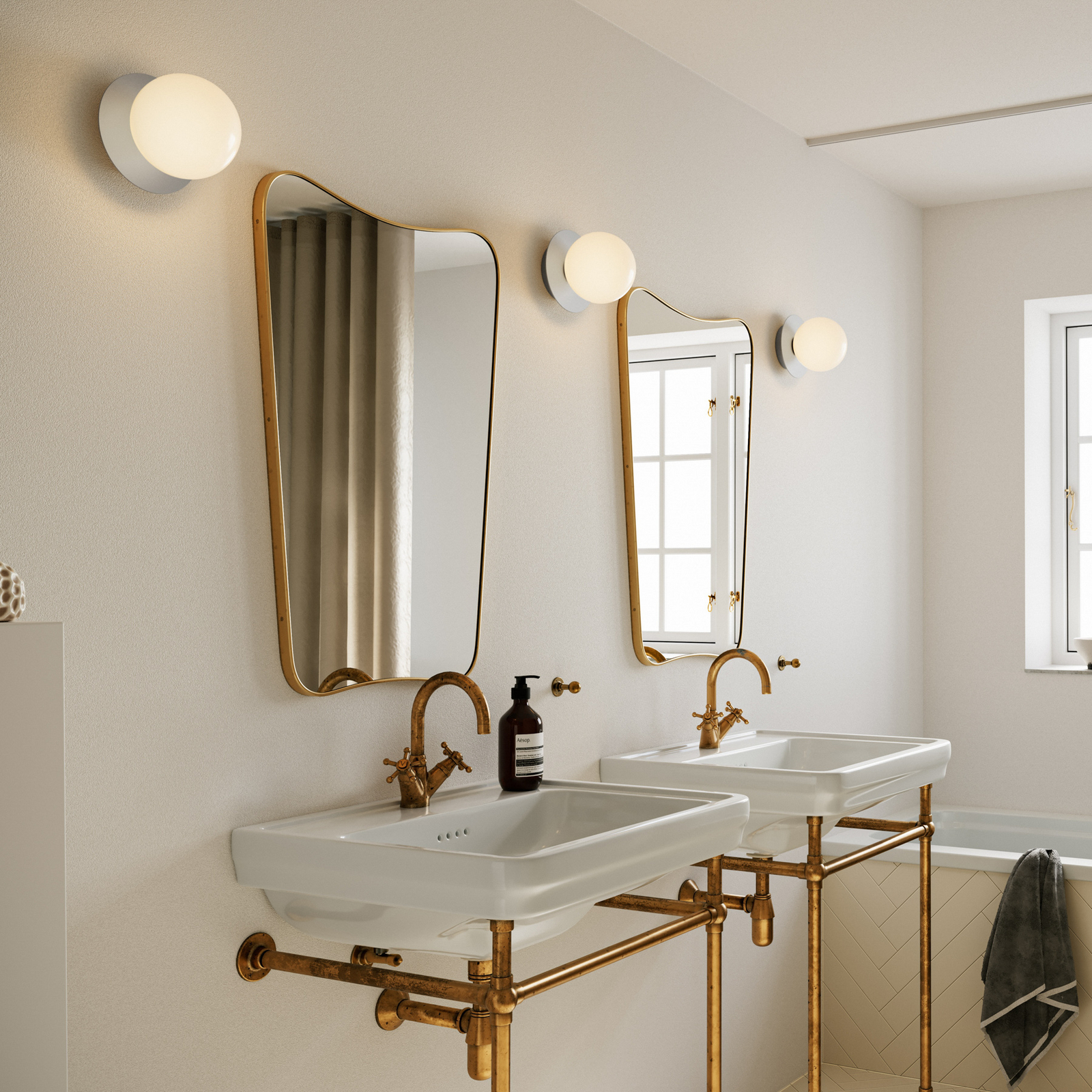 Nuura vegglampe Liila 1 Medium, sølv/hvit, IP44, G9