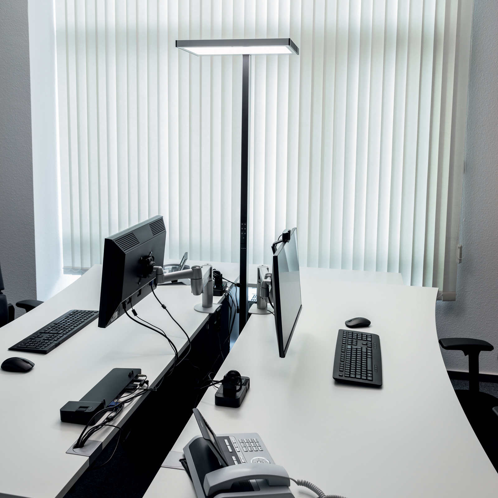 Luctra Vitawork LED-Bürostehlampe 7000lm PIR
