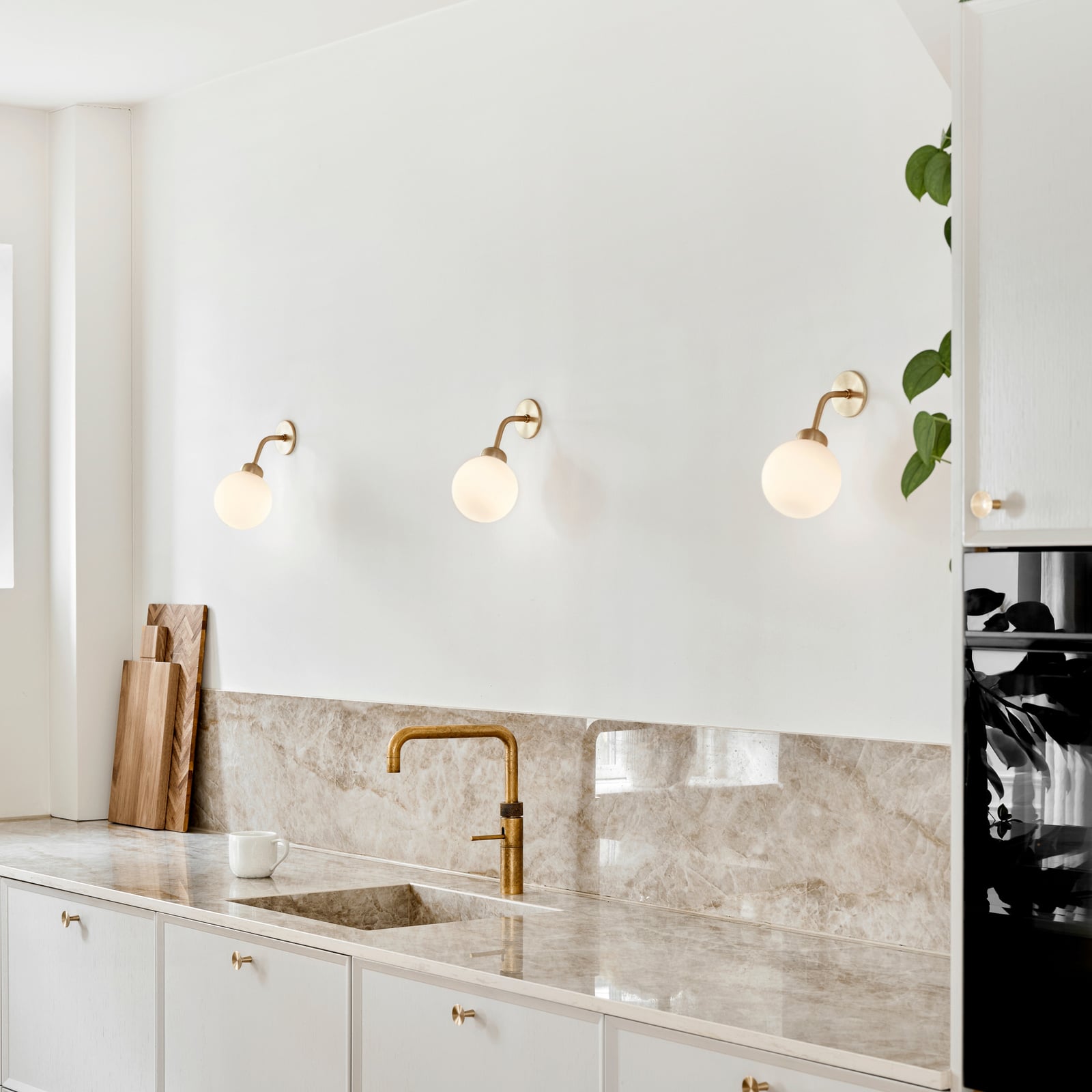 Nuura vägglampa Apiales fast ansluten 22 cm, mässing/opal