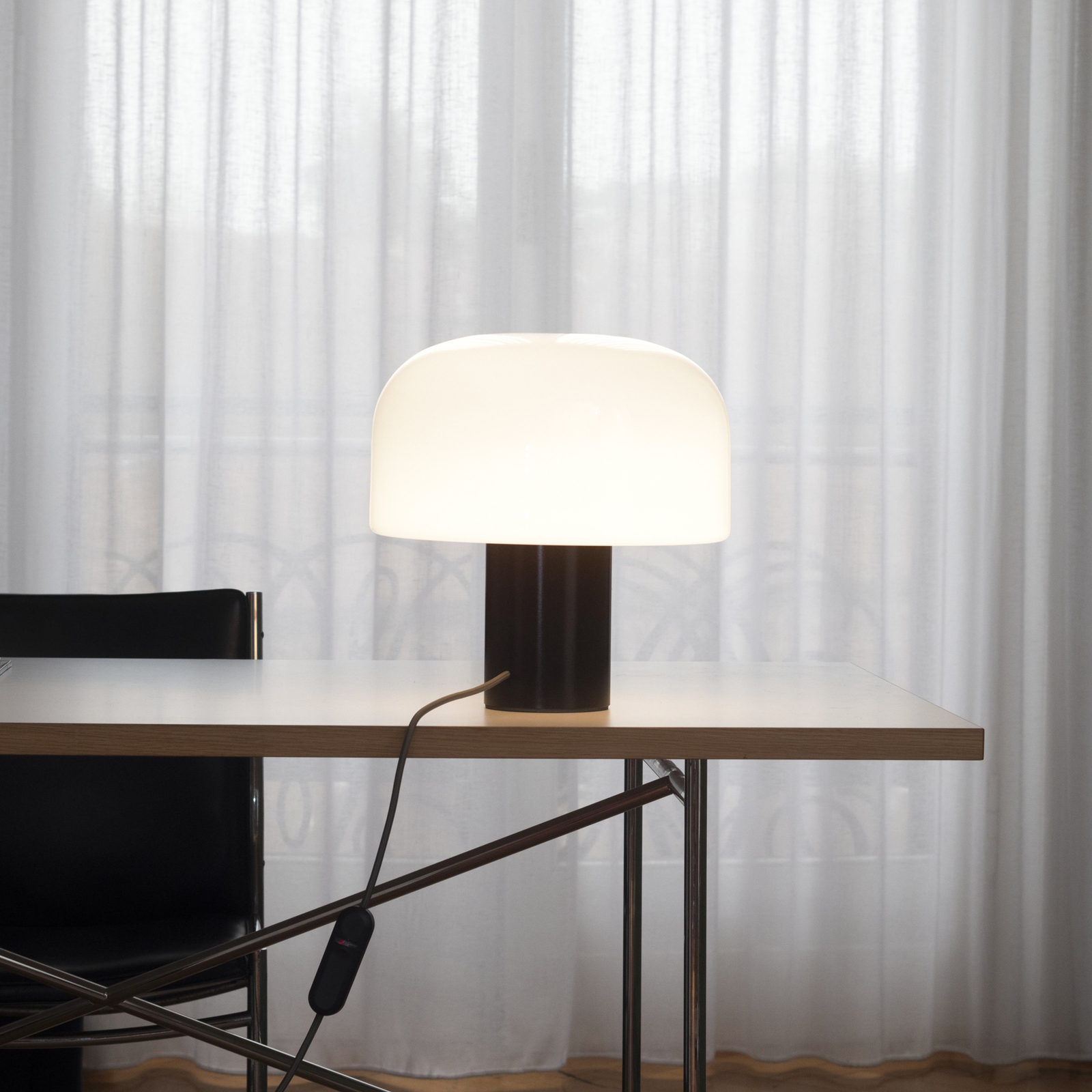 FLOS Bellhop Glass T lampada da tavolo, marrone cioccolato, altezza 34 cm