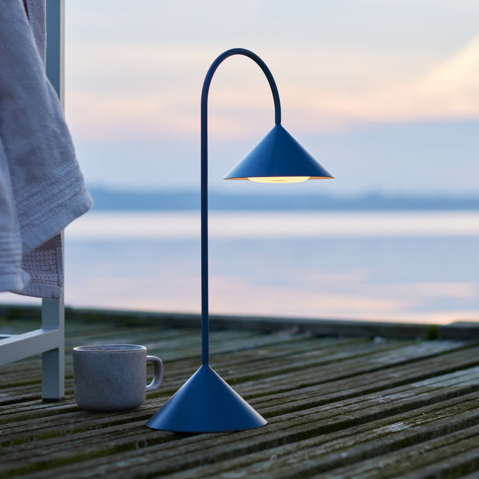 Frandsen Grasp LED-batteridriven bordslampa H47 Petrol, blå från Frandsen