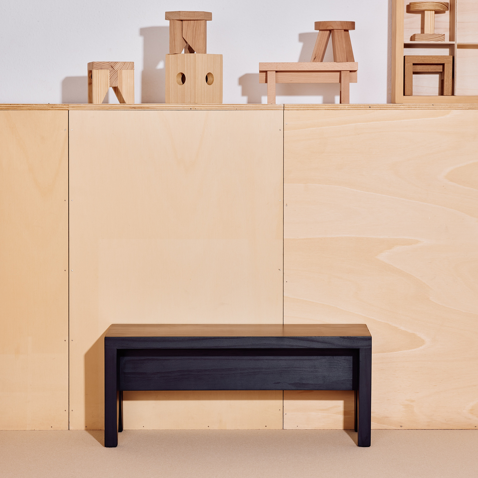 Manolito stolička, čierne borovicové drevo, 60 x 20 x 25 cm - HAY