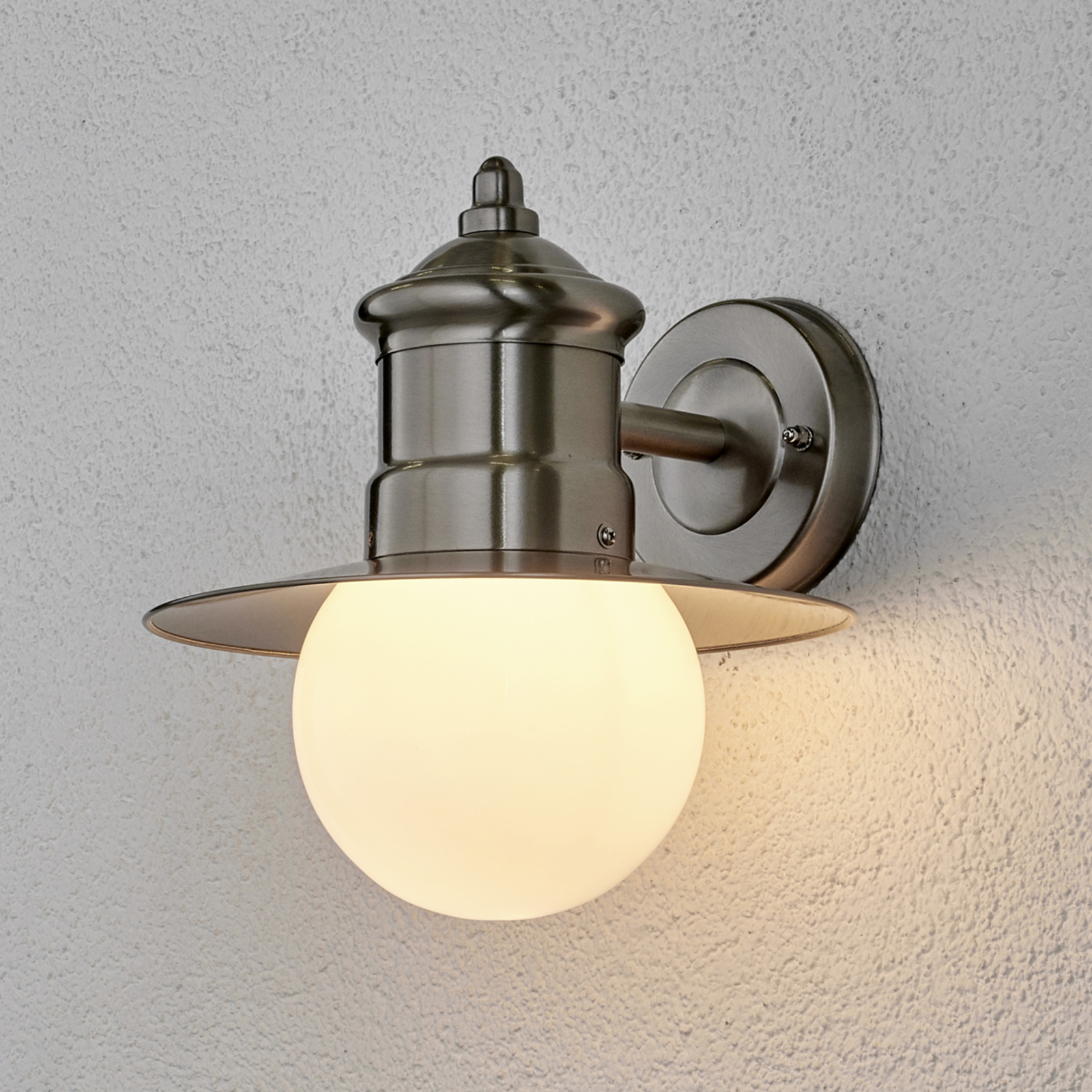 Stainless steel wall light for outdoors