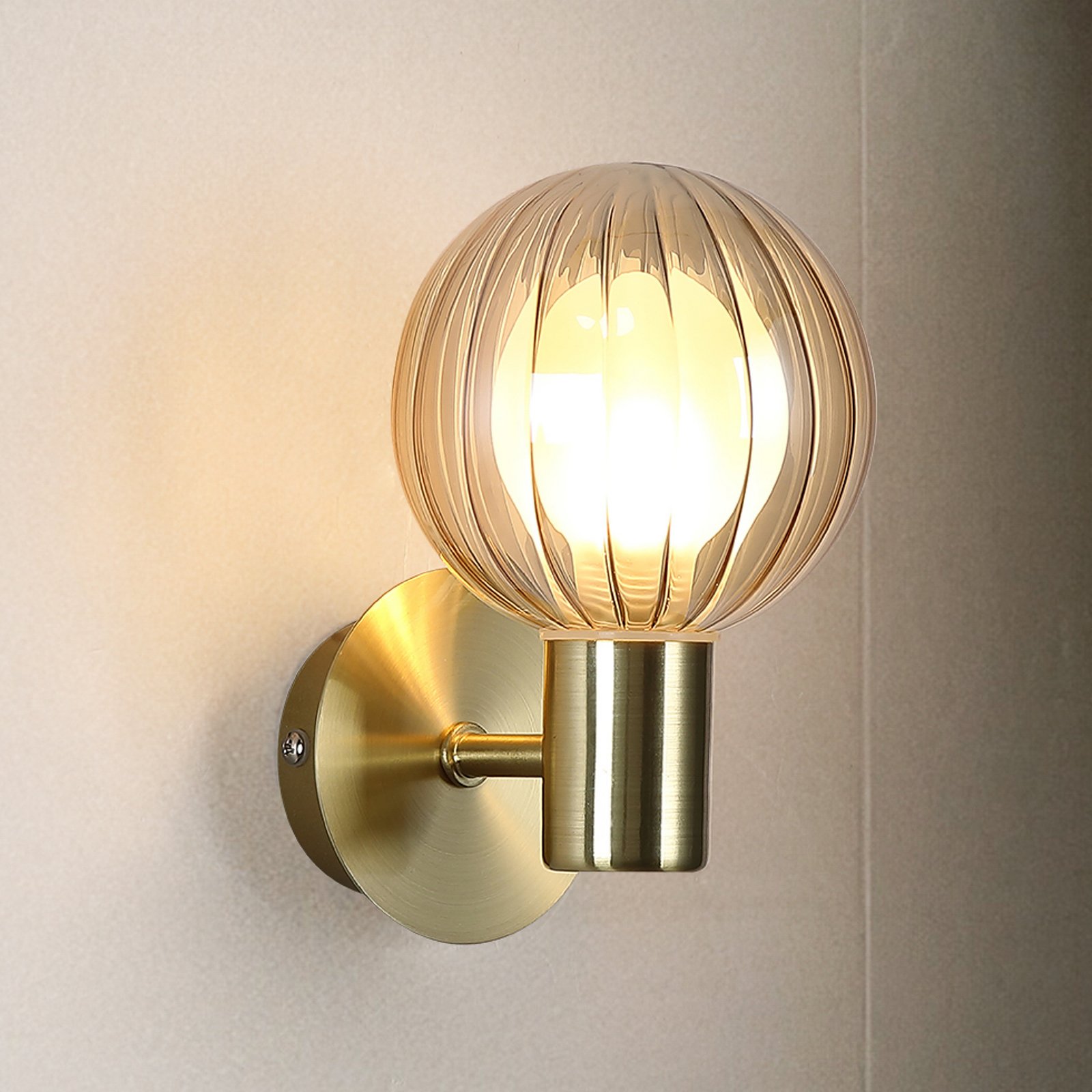 Vannas istabas sienas lampa Lumisphere, krēmkrāsas/misiņa krāsas, augstums 12 cm