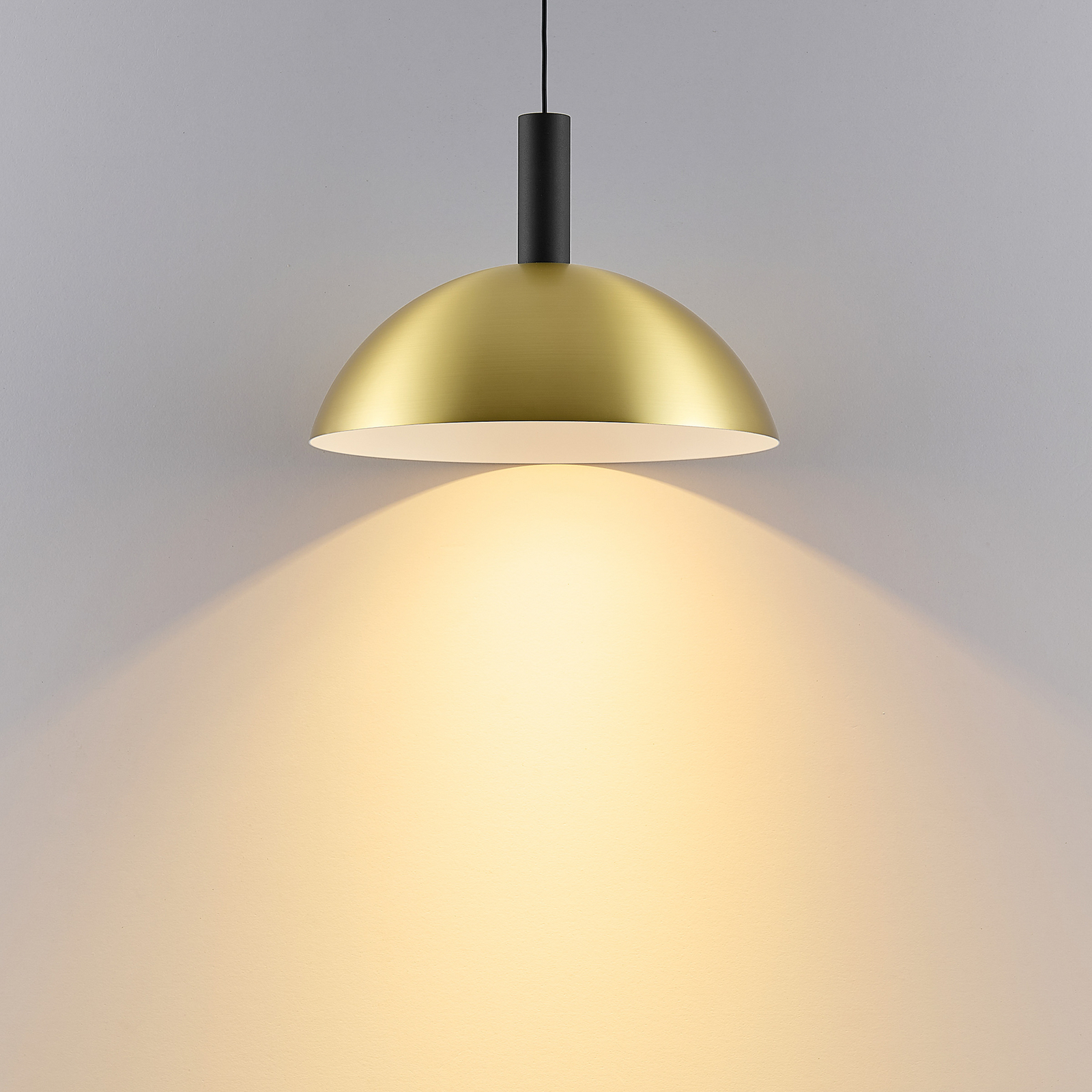 LED-hänglampa LORA II, mässing, Ø 24 cm, dimbar, 40° CCT LED-hänglampa LORA II, mässing, Ø 24 cm, dimbar, 40° CCT