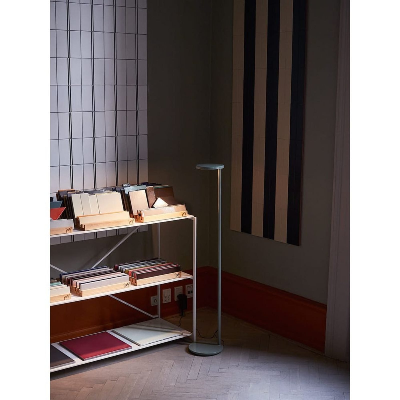 Oblique F Stehleuchte 3000K USB-C USB-C Matt Brown FLOS - Wohnzimmer - Aluminium