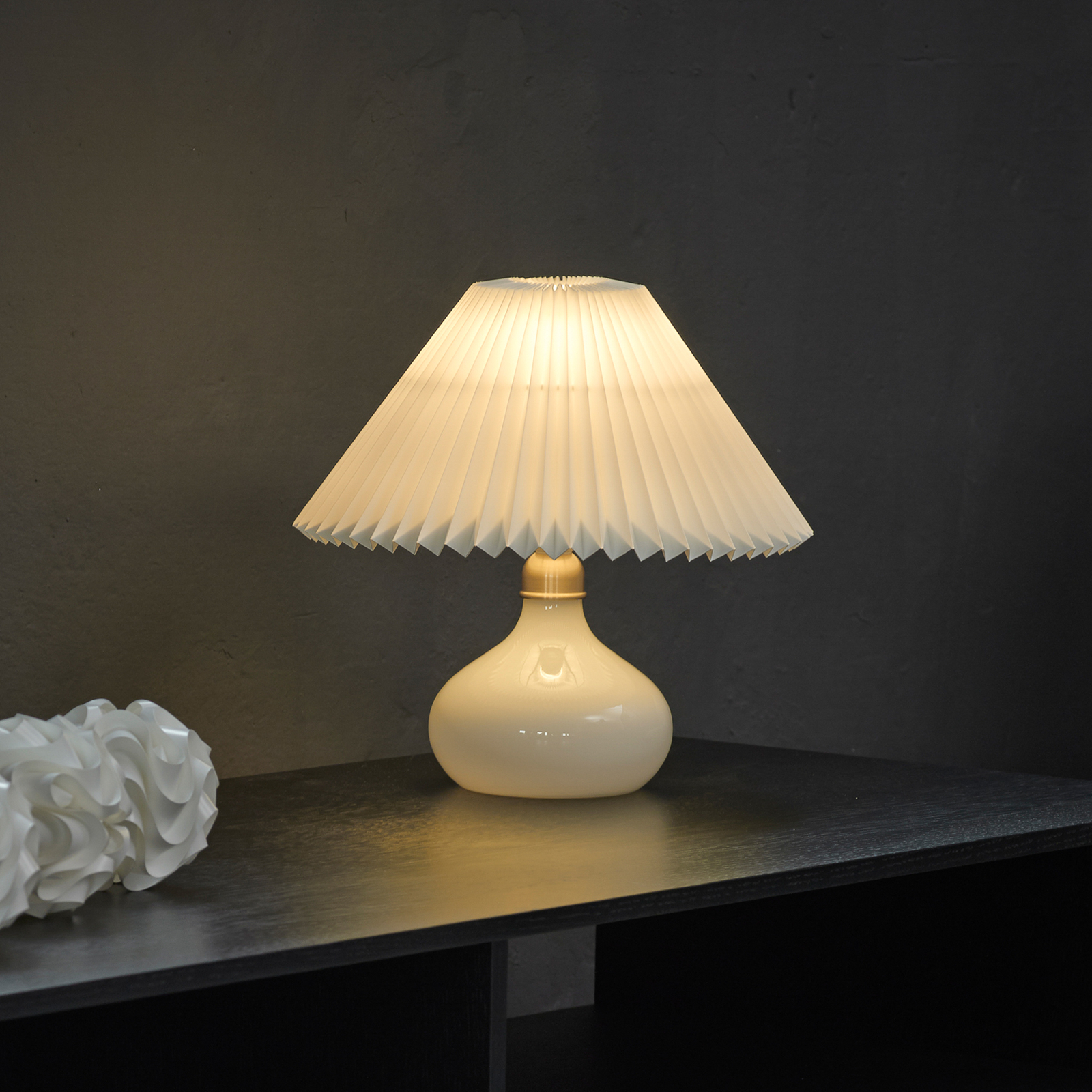 LE KLINT 314 bordslampa, vit/mässing, höjd 27 cm