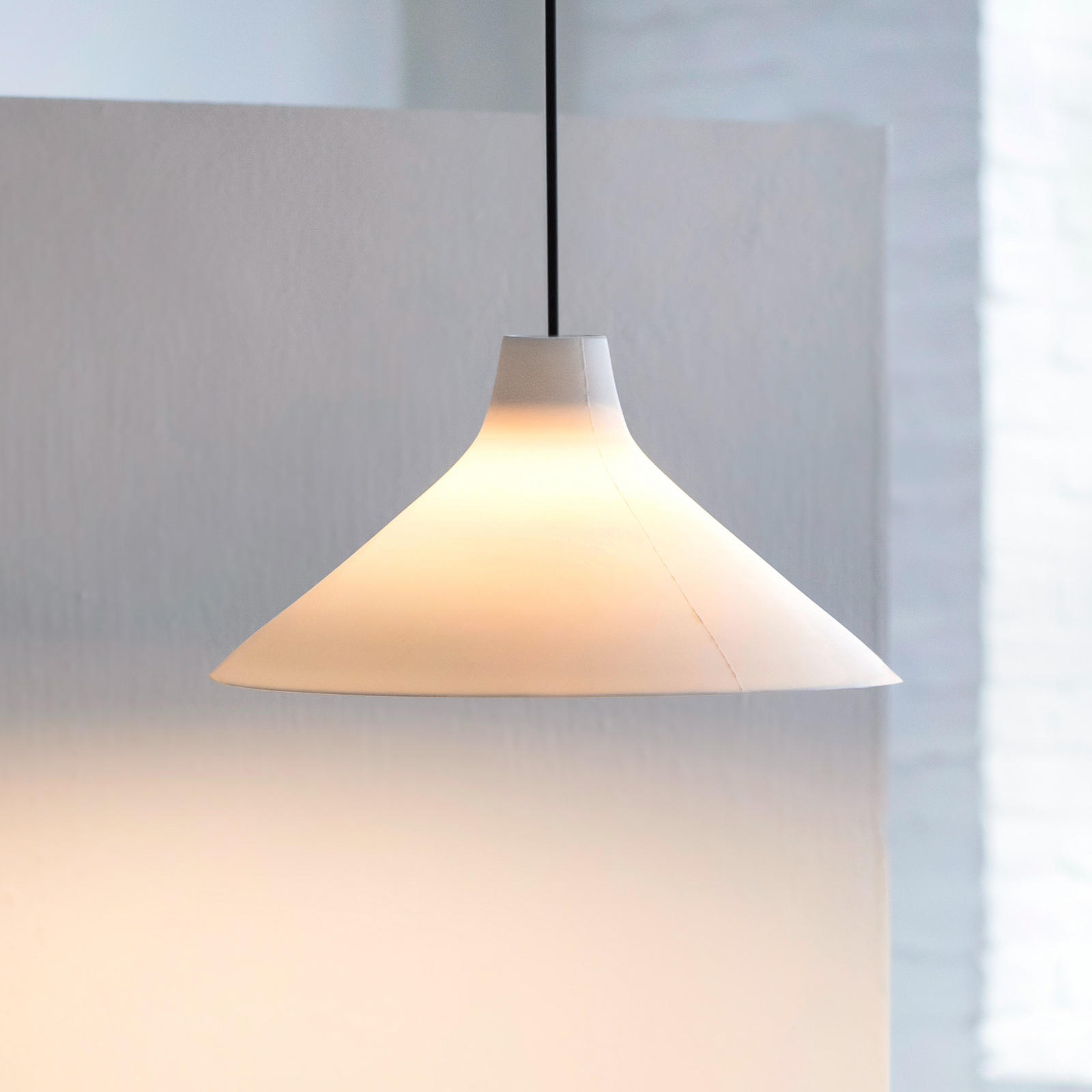 L BLACK-WHITE SEAM pendant light, porcelain, E27 - Serax