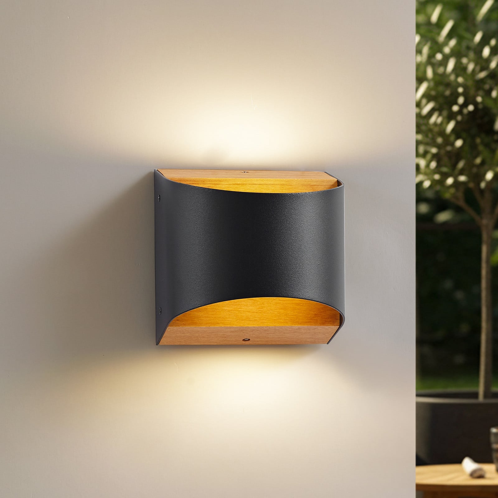 Lenore LED-v&auml;gglampa 13 cm svart metall IP44 Lindby - Balkong - Modern - Aluminium - Med en ljusk&auml;lla