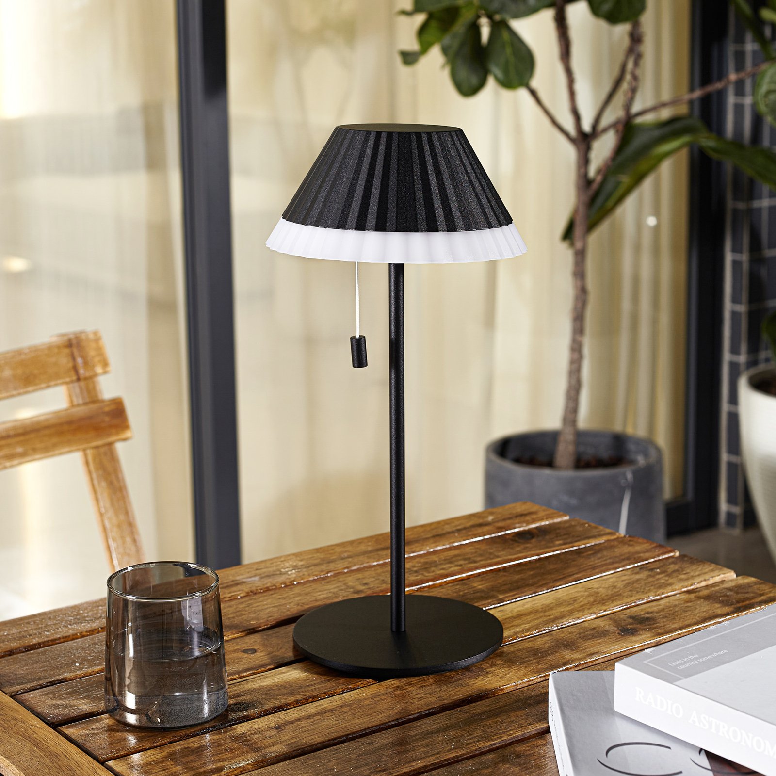 Nabíjecí stolní lampa Lindby LED Ilvi, černá, hliník, Ø 17,5 cm