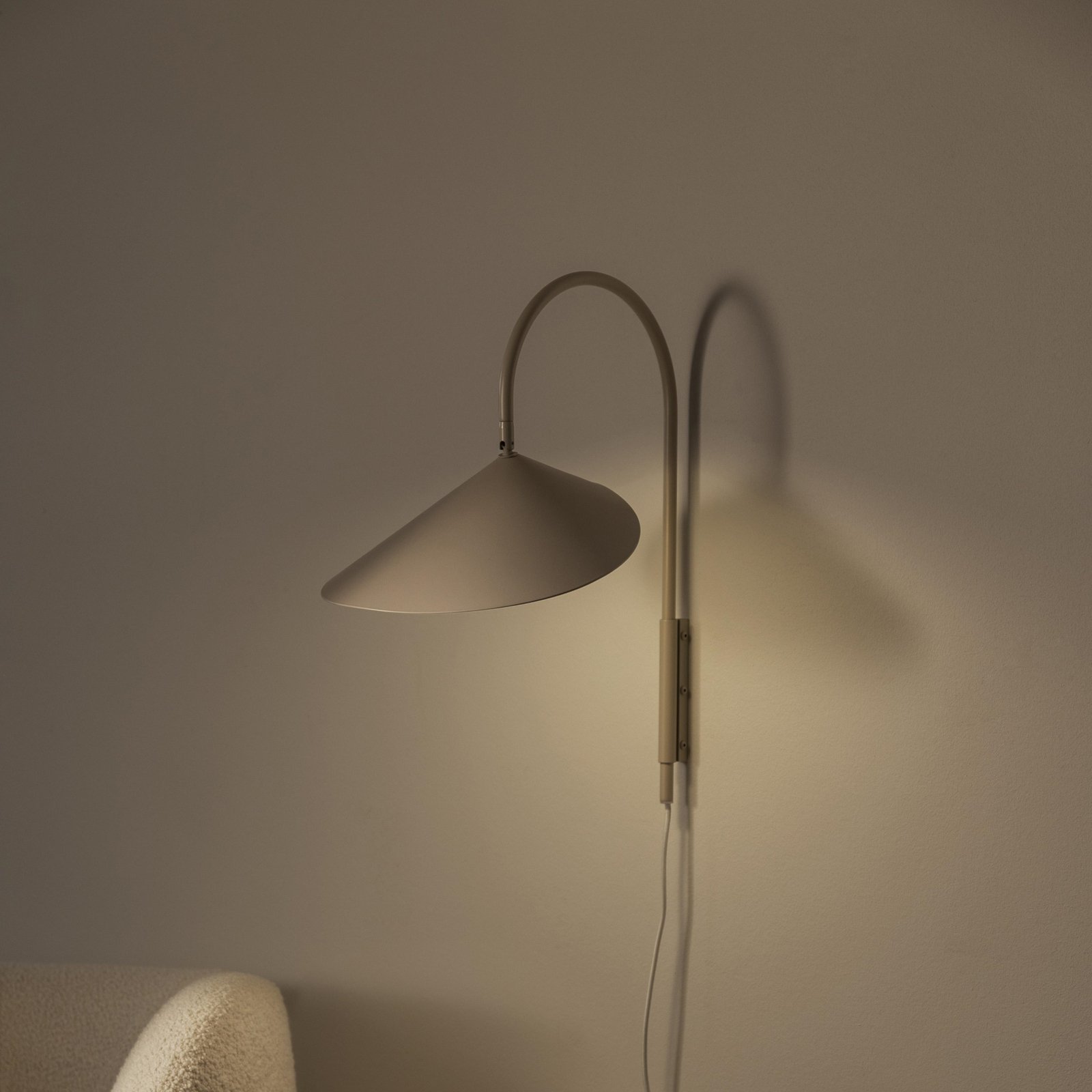 ferm LIVING Arum Otočné nástenné svietidlo, béžová farba, 47 cm, zástrčka
