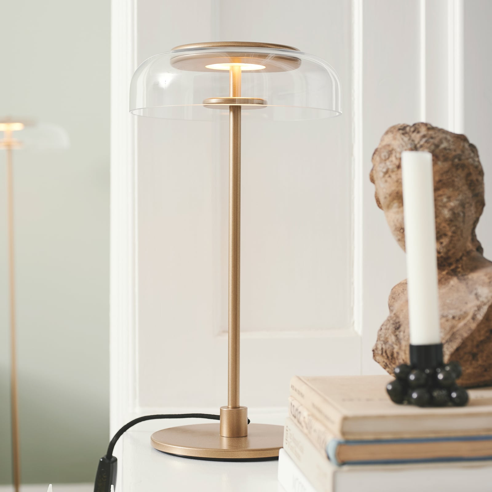 Nuura LED stolní lampa Blossi, výška 43 cm, zlatá/čirá