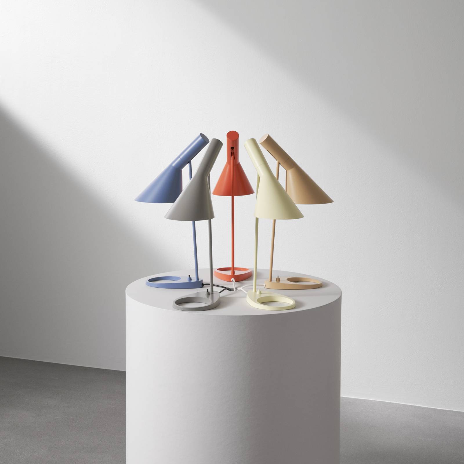 Designerska lampa stołowa Louis Poulsen AJ w kolorze żółtym